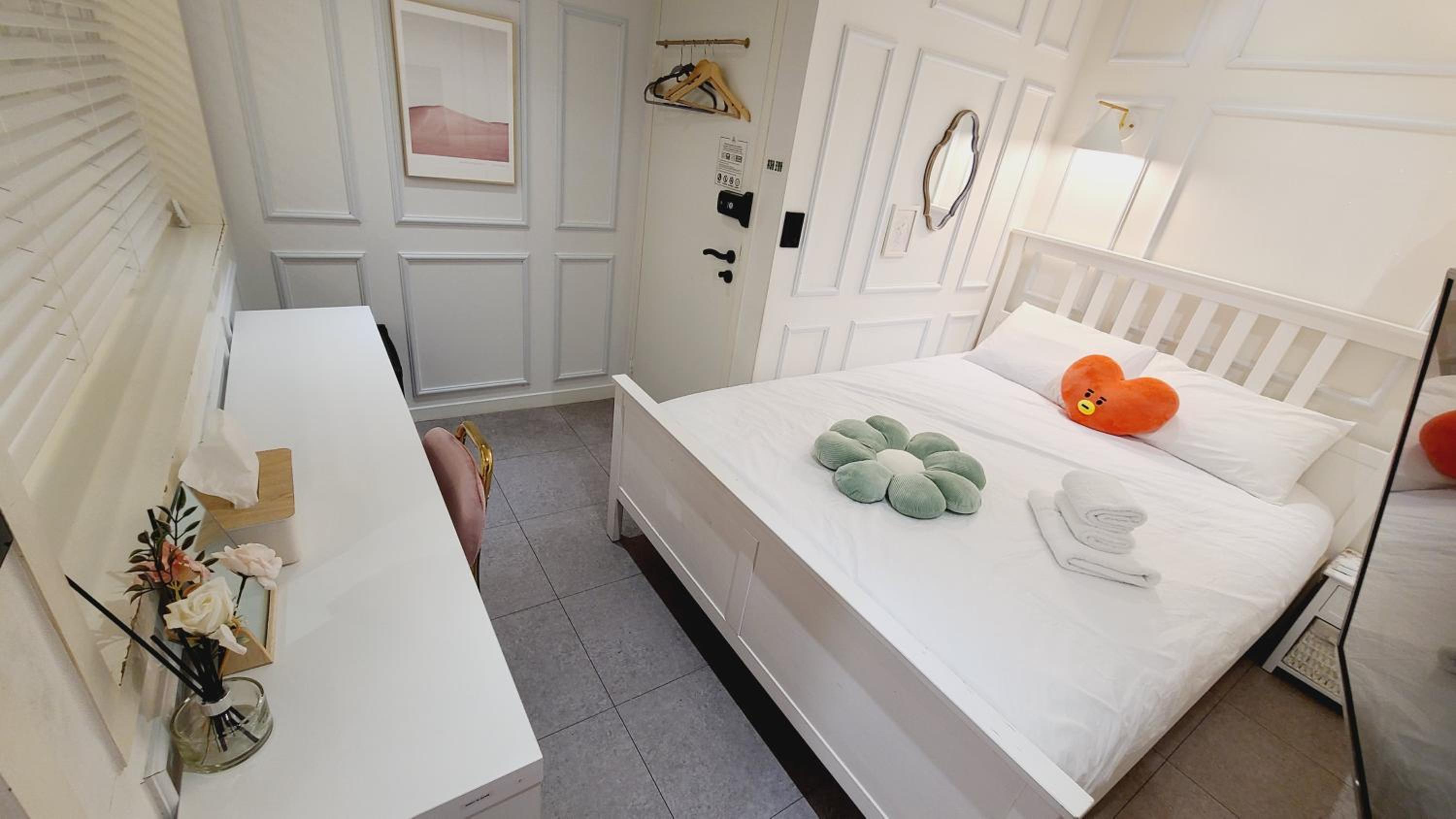 Double Room - No Window