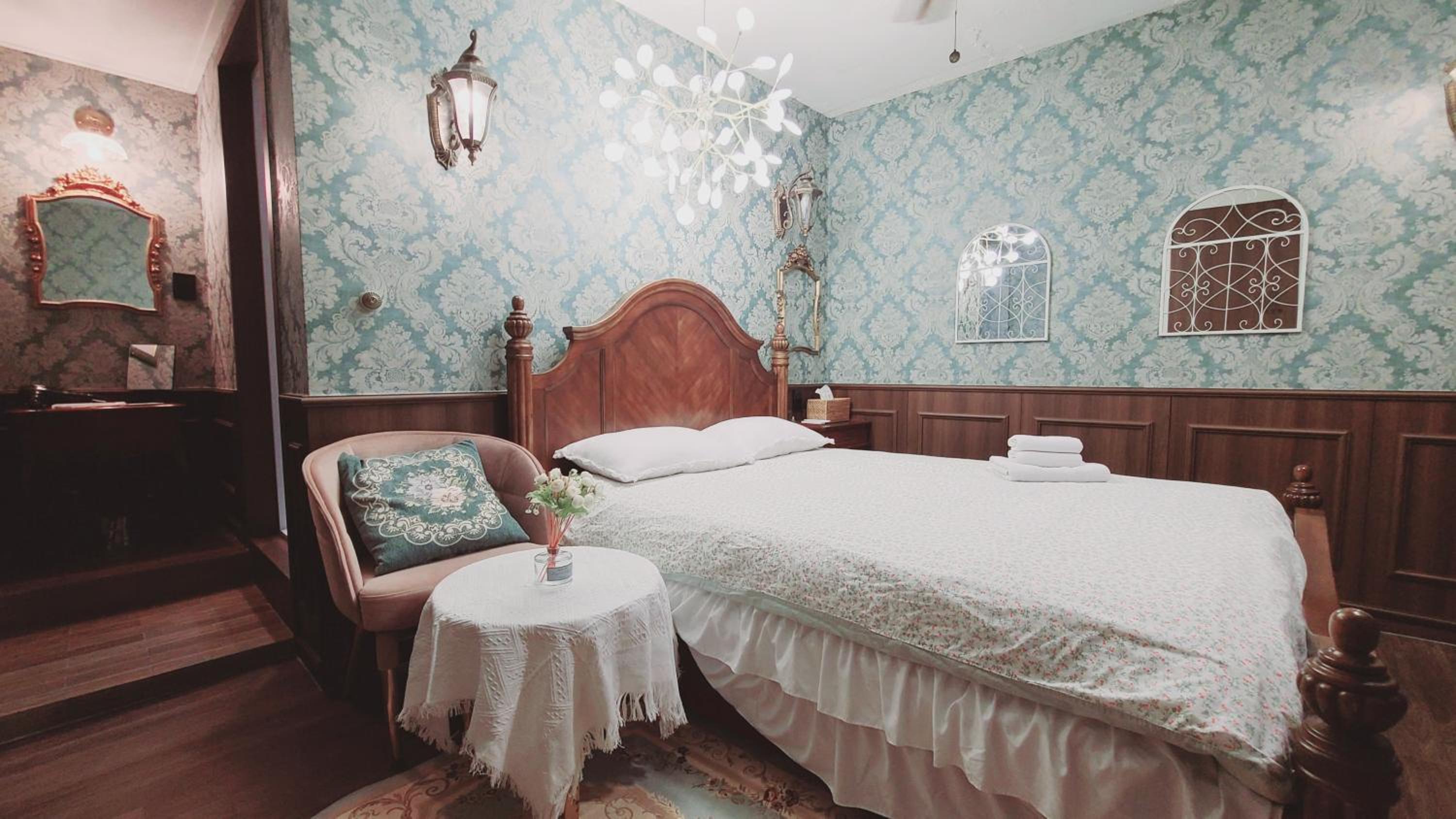 Deluxe Queen Room - No Window - Photo 1