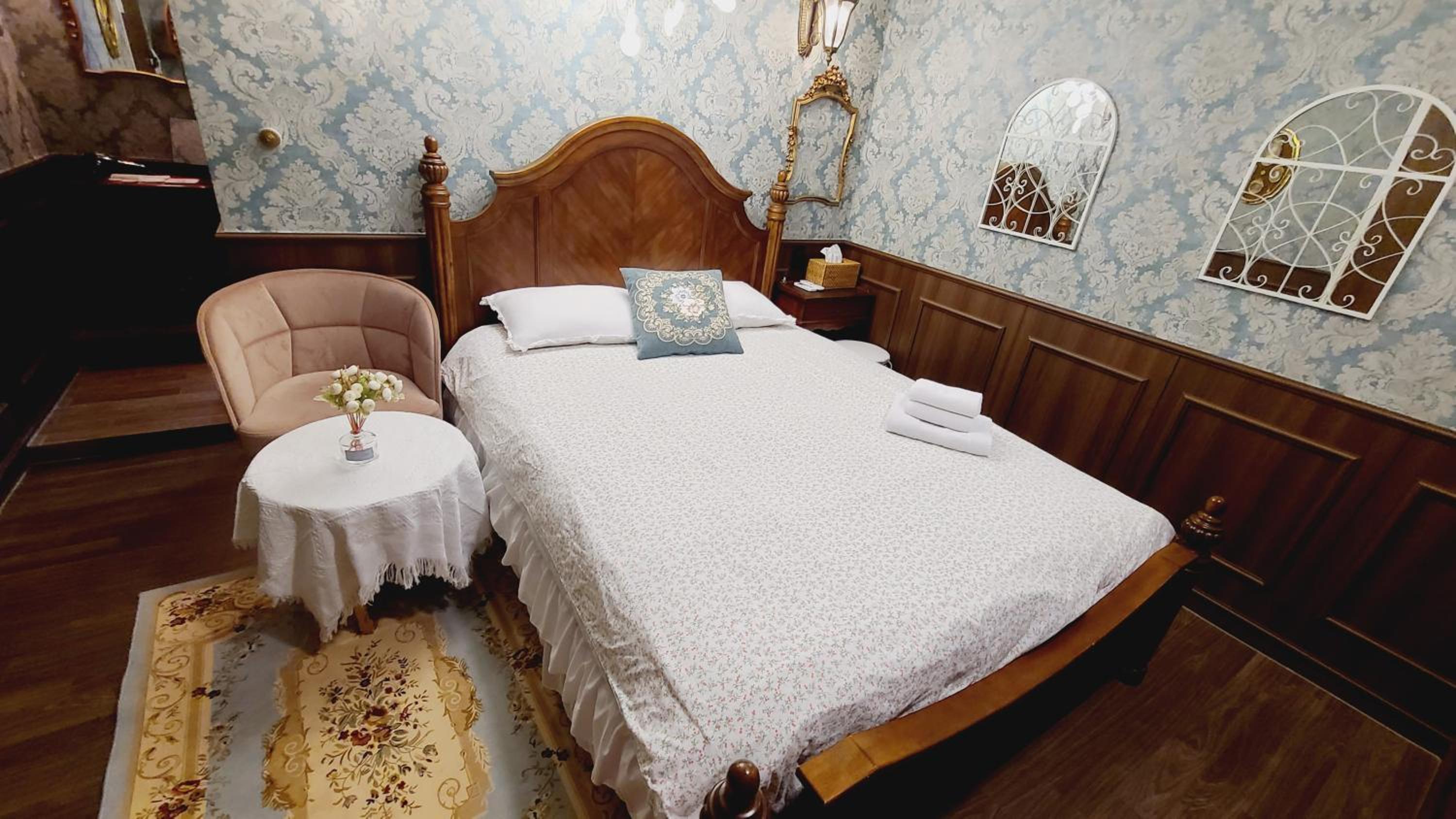 Deluxe Queen Room - No Window - Photo 37