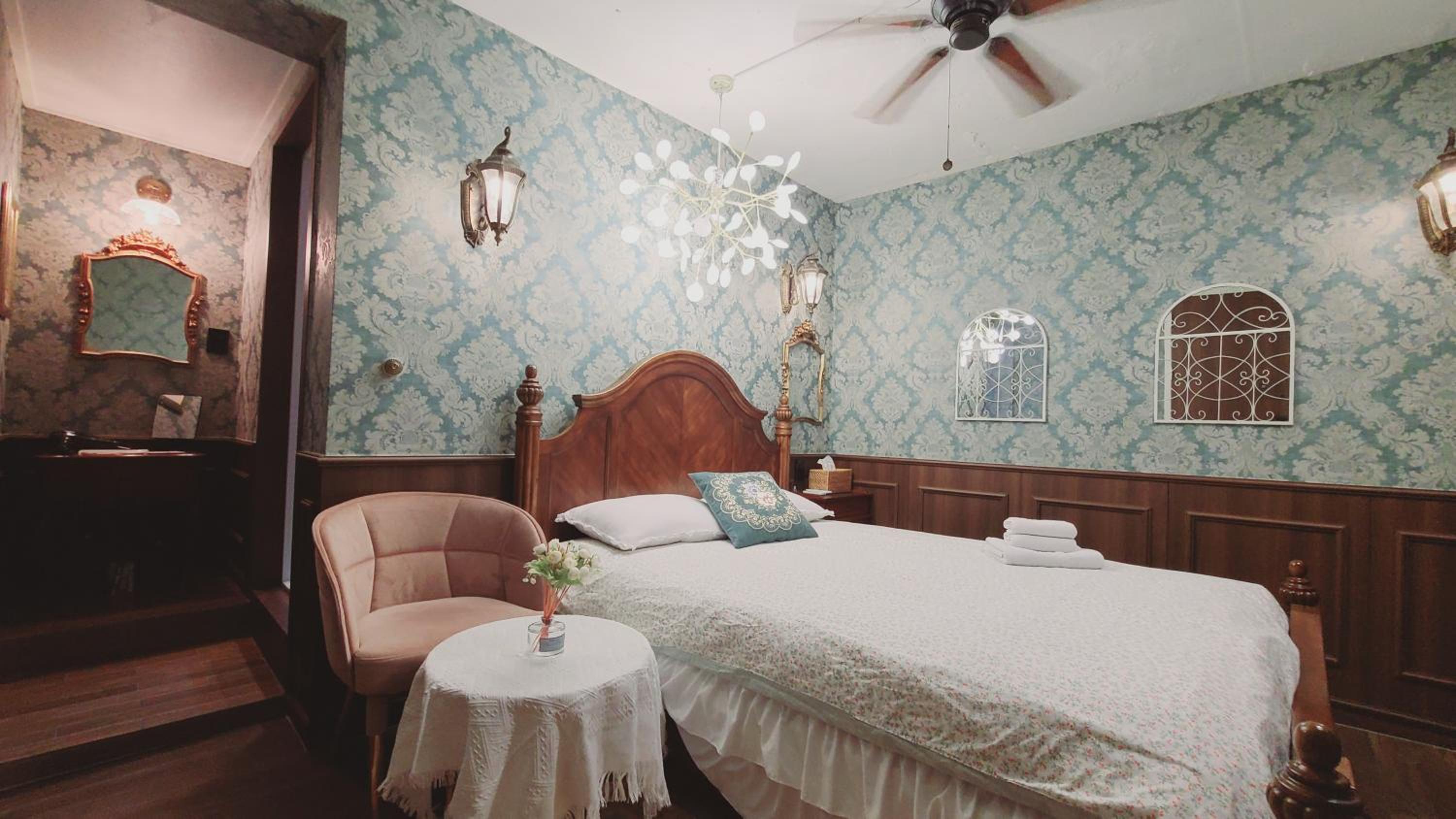 Deluxe Queen Room - No Window - Photo 35