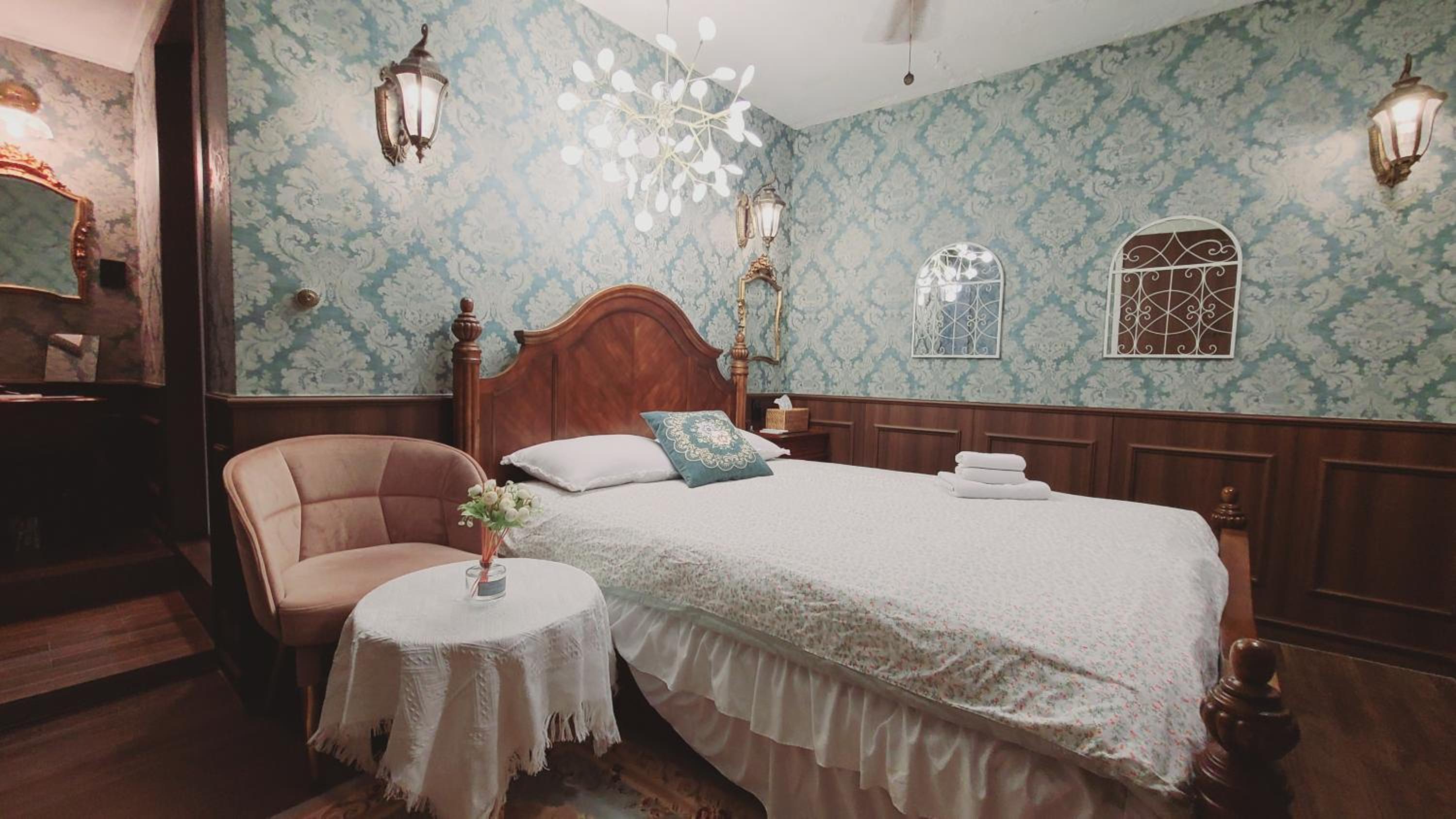Deluxe Queen Room - No Window - Photo 42
