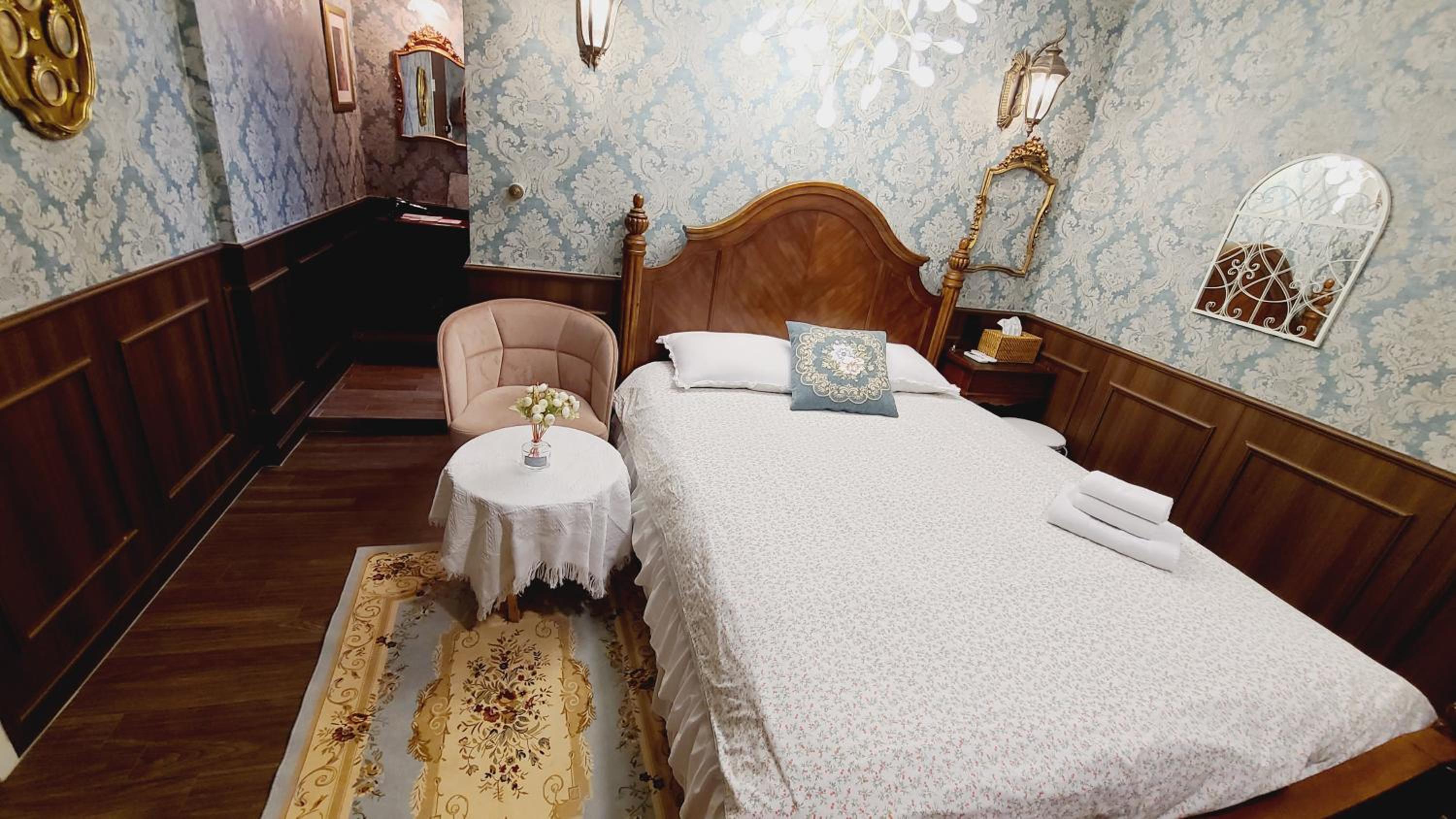 Deluxe Queen Room - No Window - Photo 41