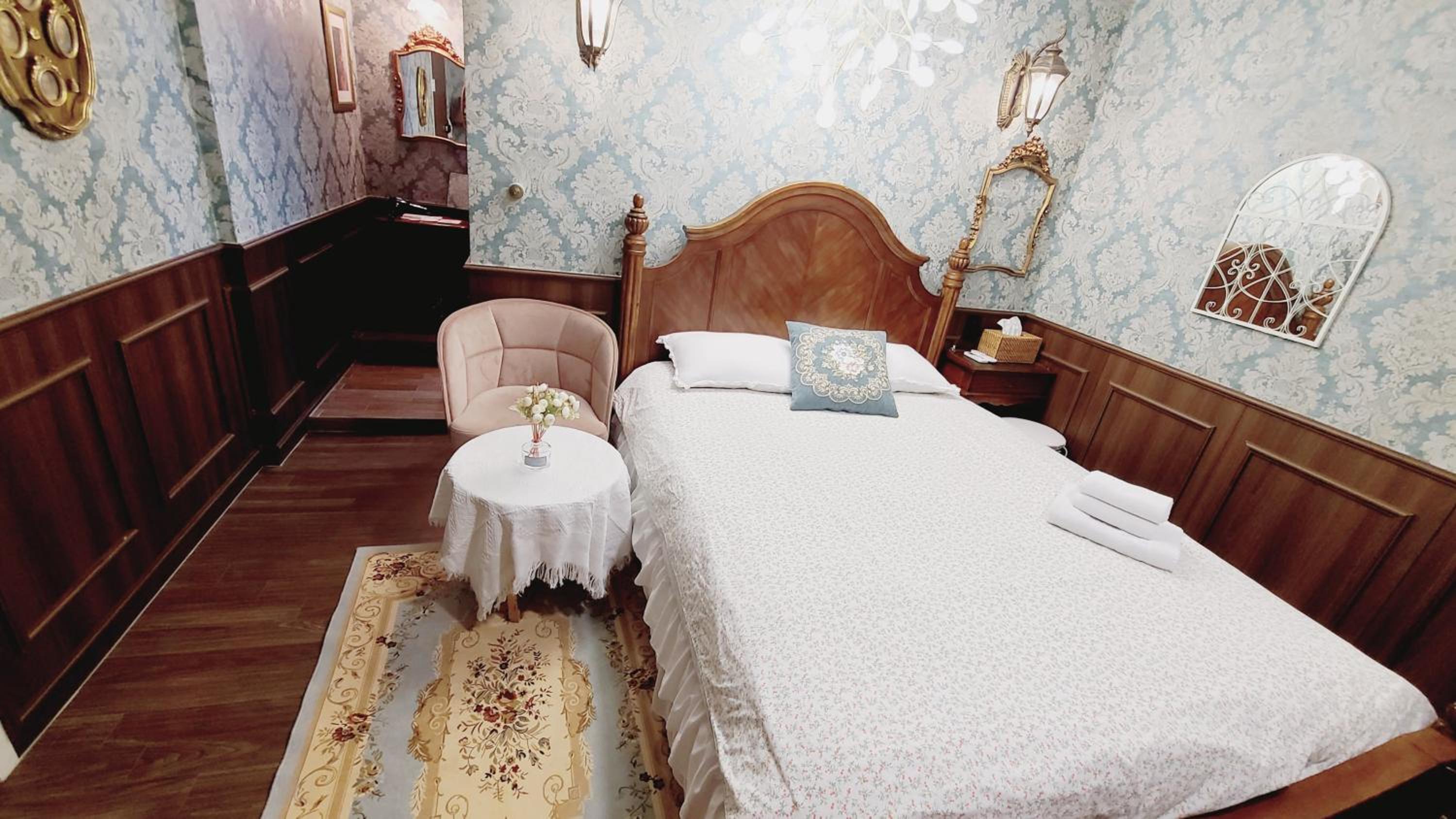 Deluxe Queen Room - No Window - Photo 43