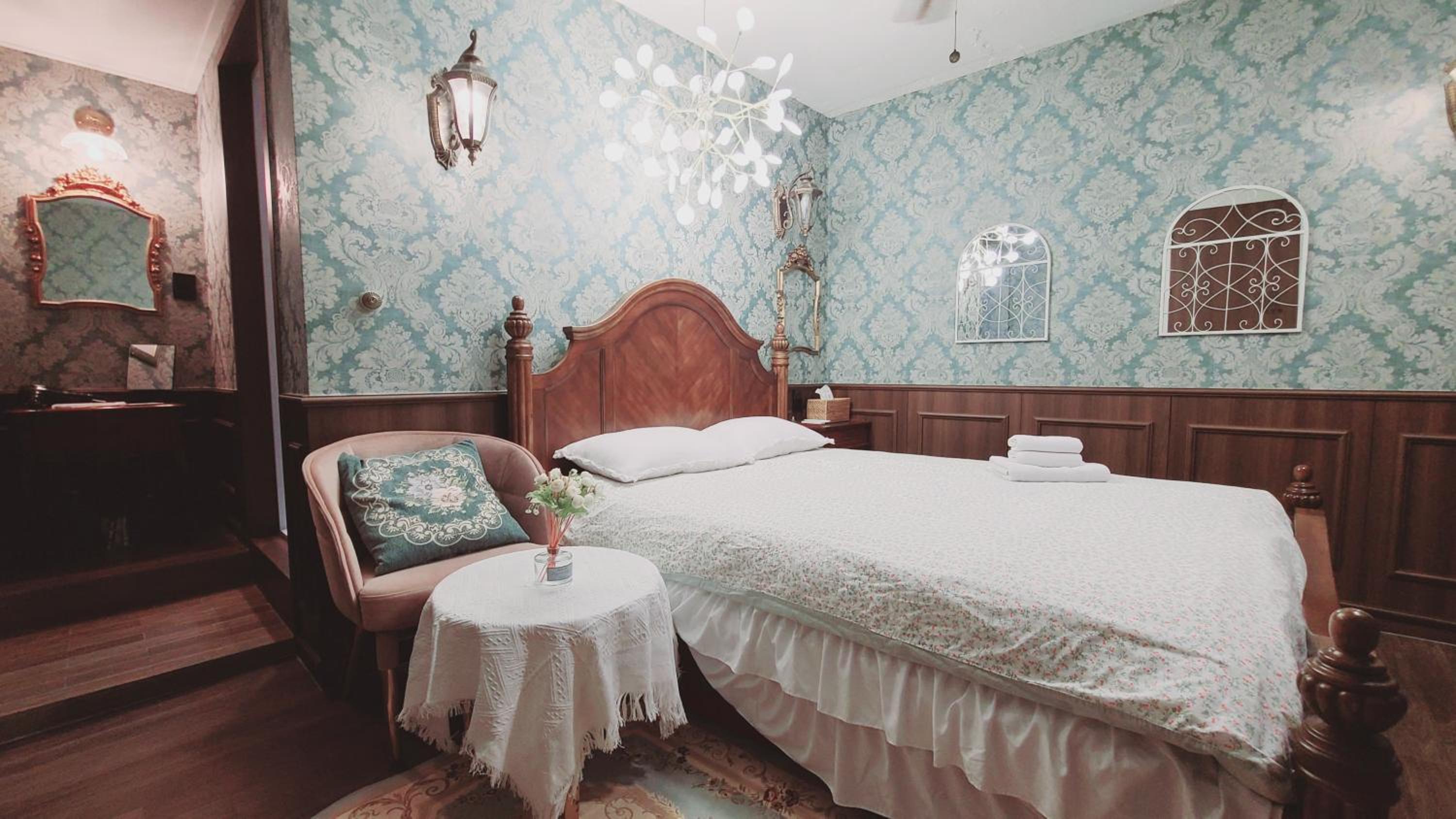 Deluxe Queen Room - No Window - Photo 40