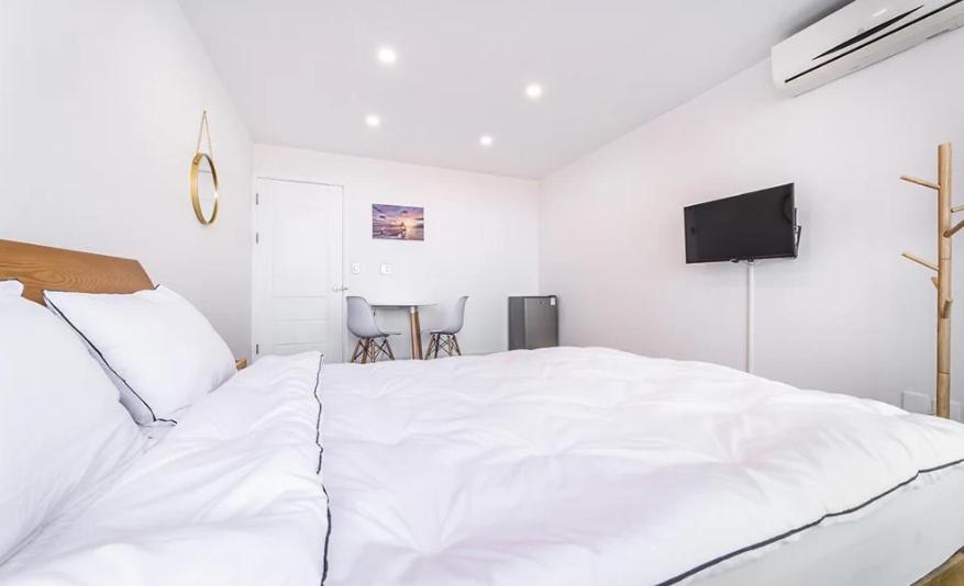 Double Room with Half Ocean view (302) - No kitchen photo 2