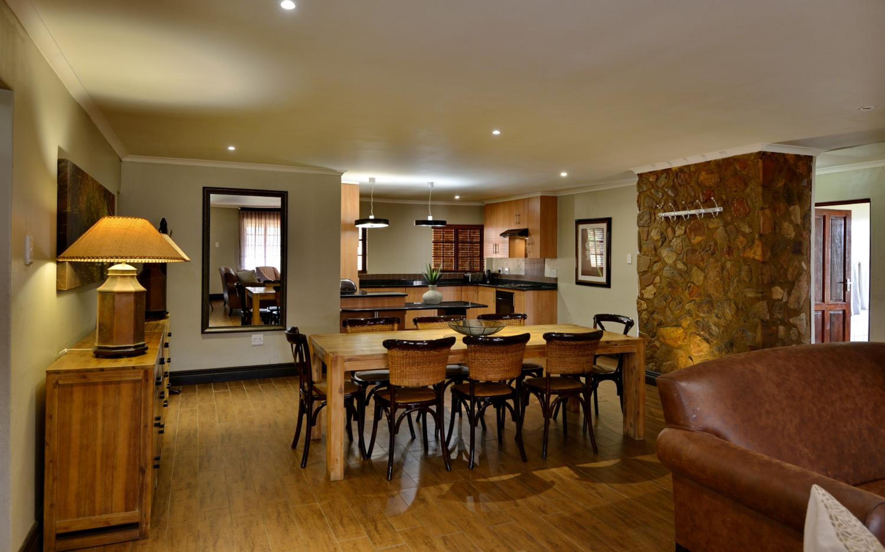 Five-Bedroom House photo 2