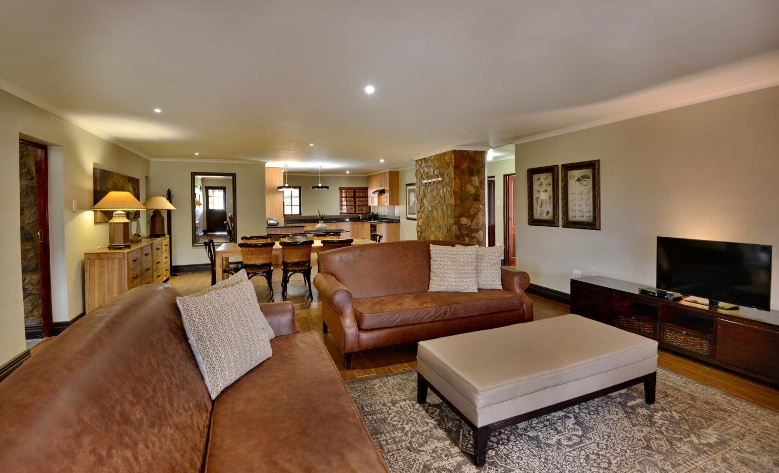 Five-Bedroom House photo 3
