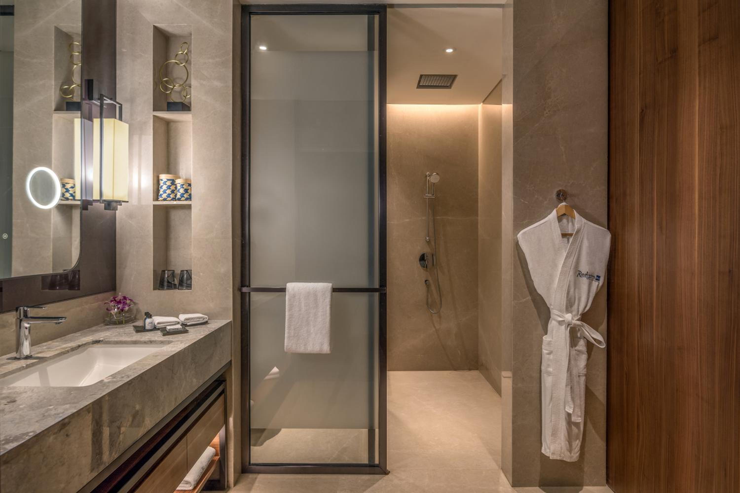 Deluxe Suite with Balcony & 15% discount on Spa - Photo 2