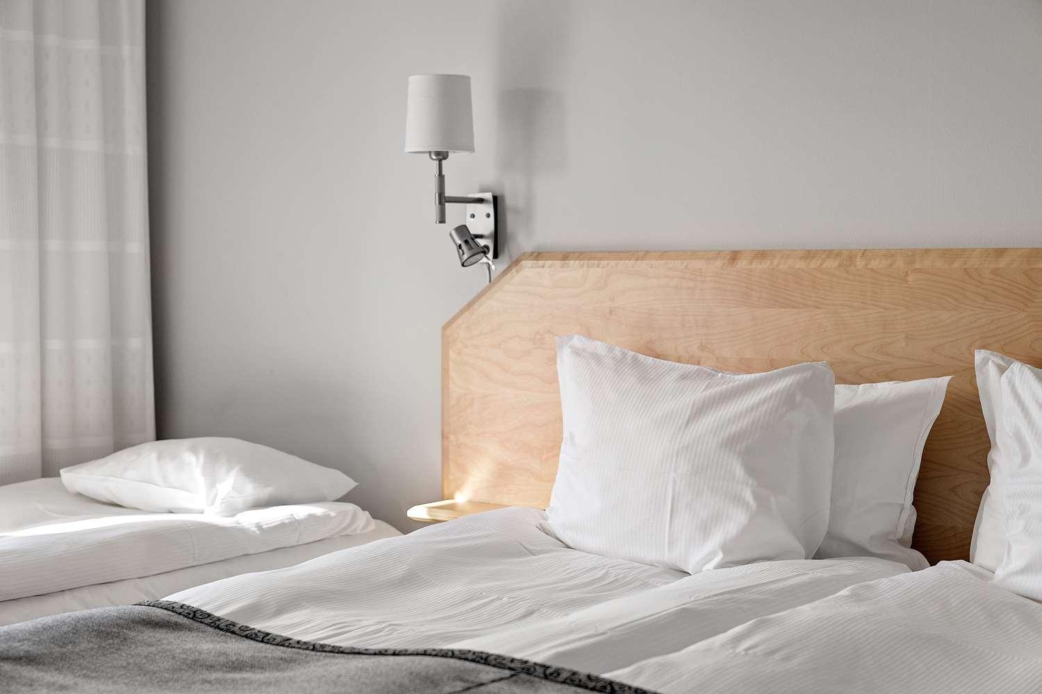 Economy Room With One King And One Single Bed photo 2