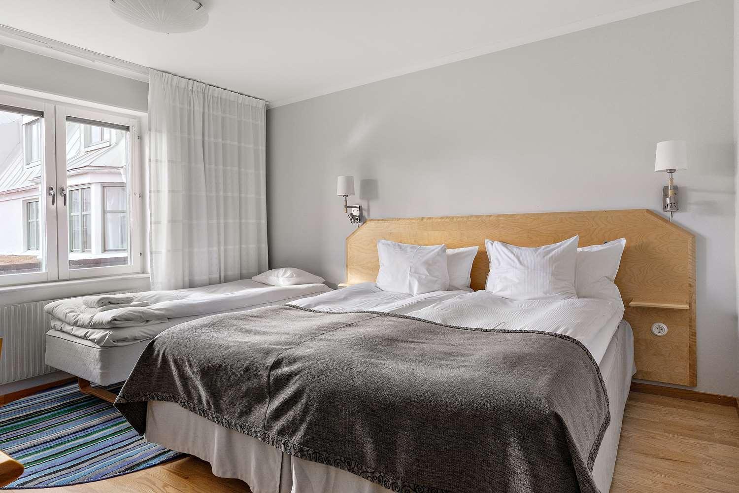 Economy Room With One King And One Single Bed photo 1