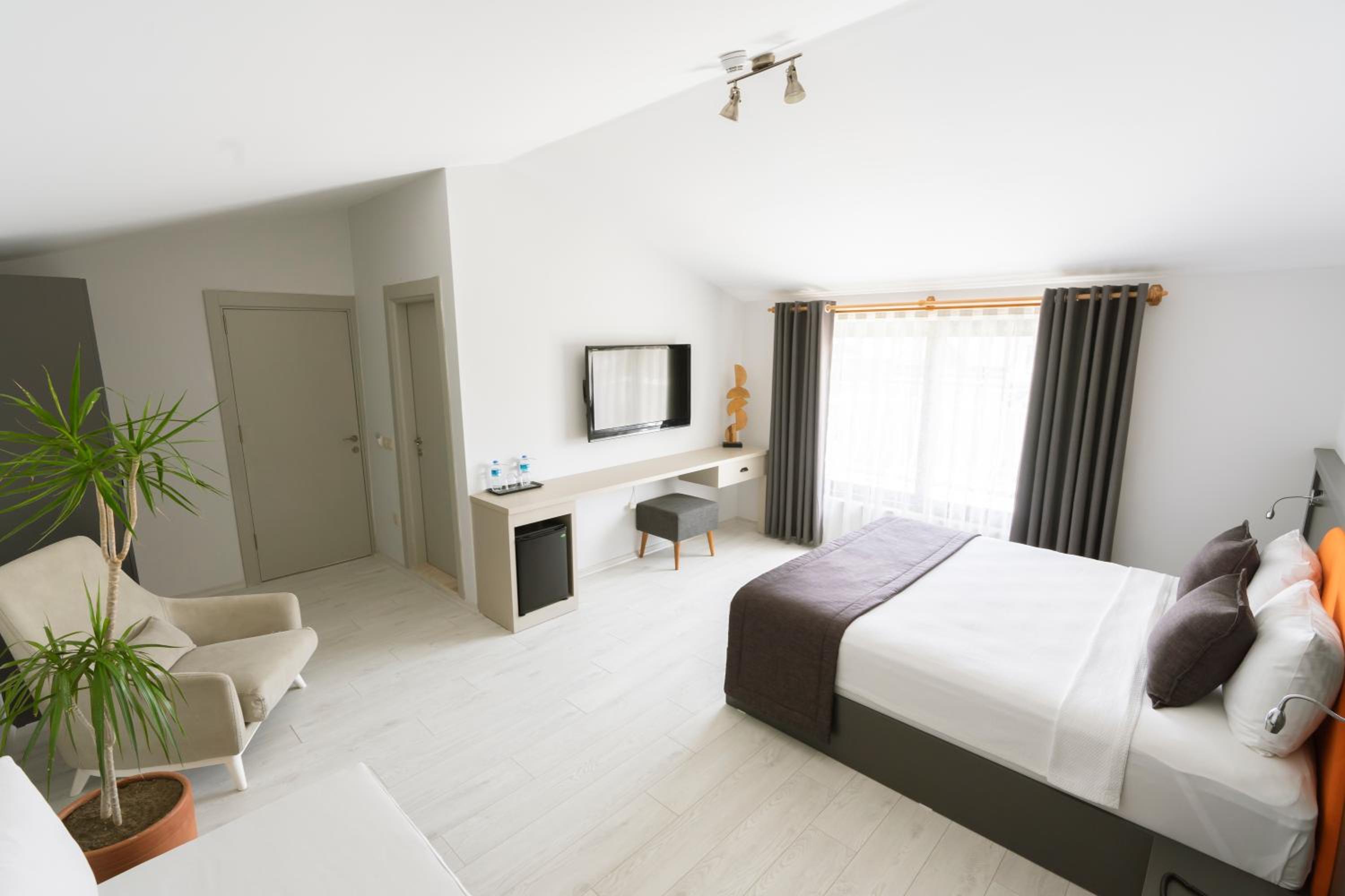 Junior Suite with Pool View - Photo 6