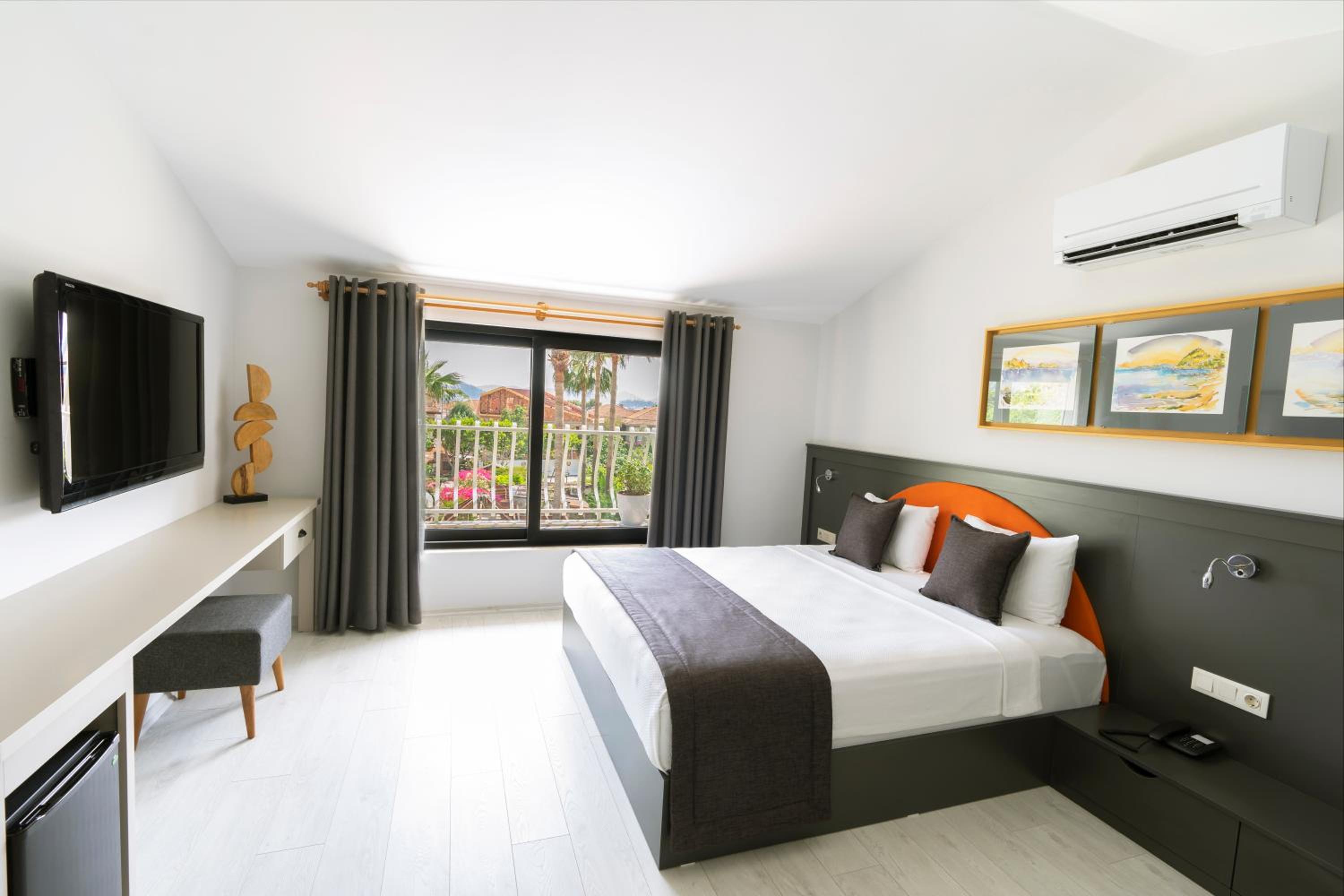 Junior Suite with Pool View - Photo 4