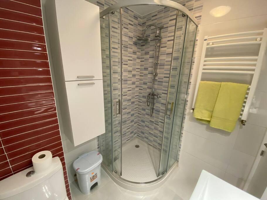Four-Bedroom Apartment with Balcony  photo 2