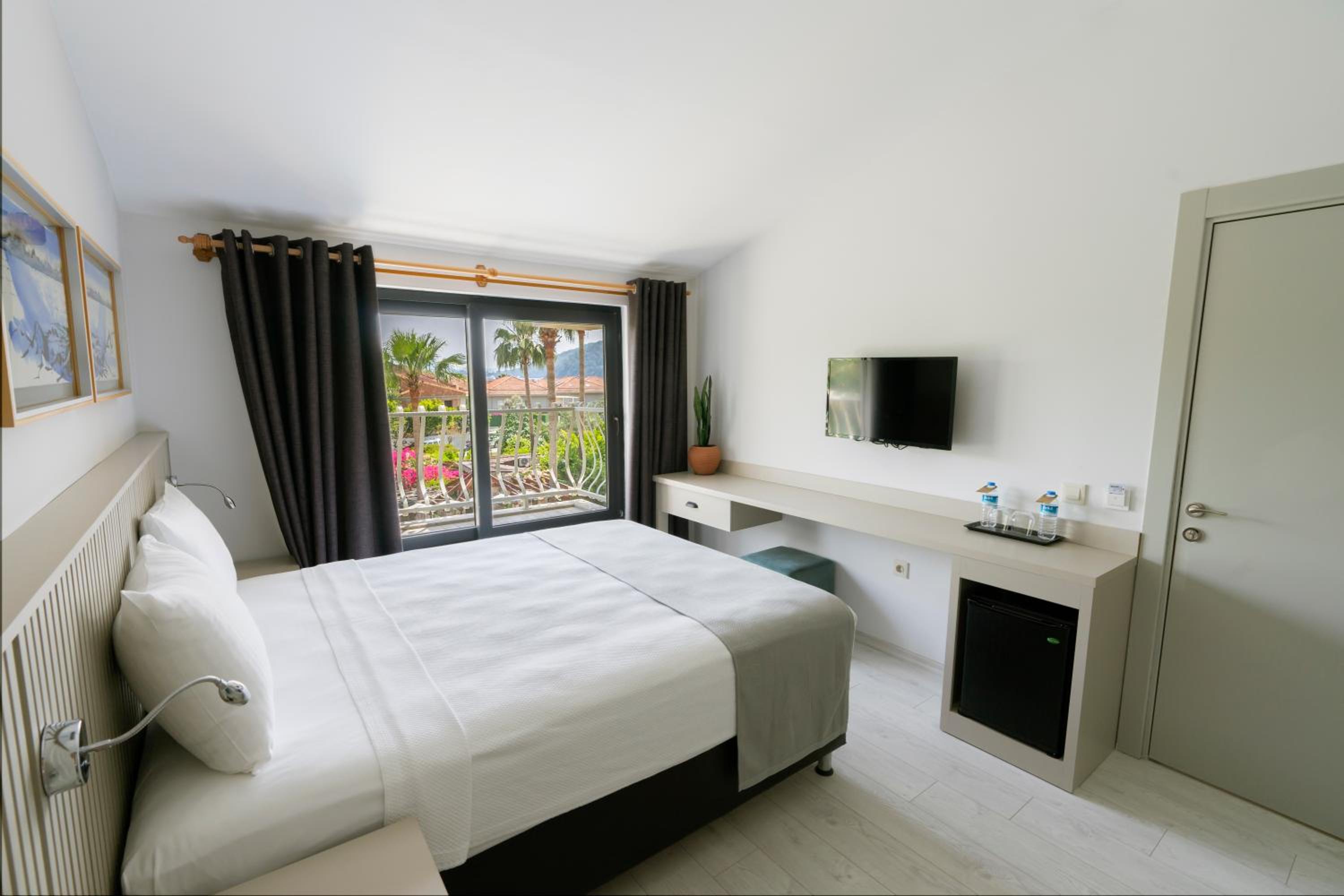 Double or Twin Room with Garden View - Photo 4