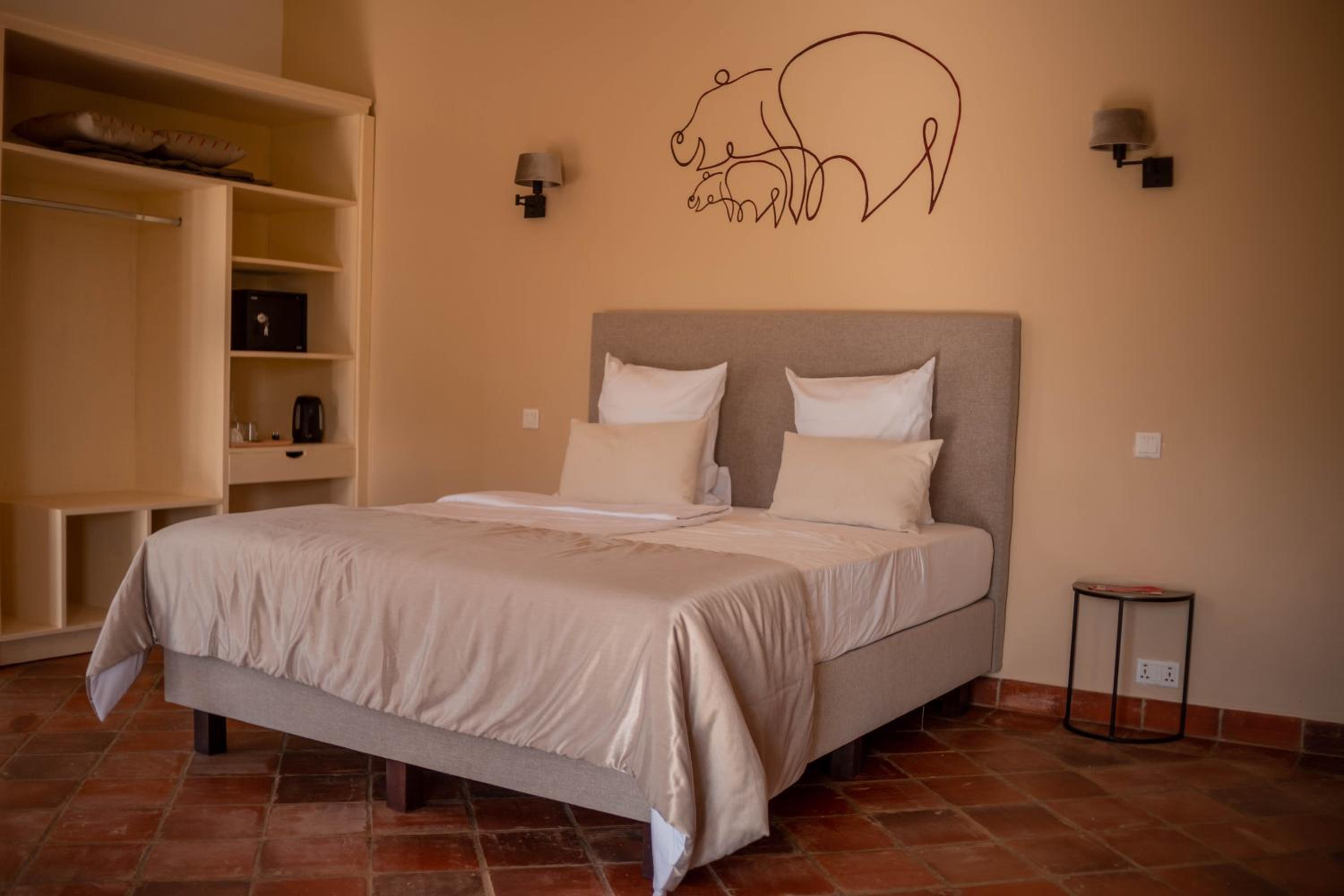 Double Room with Pool View - Photo 8