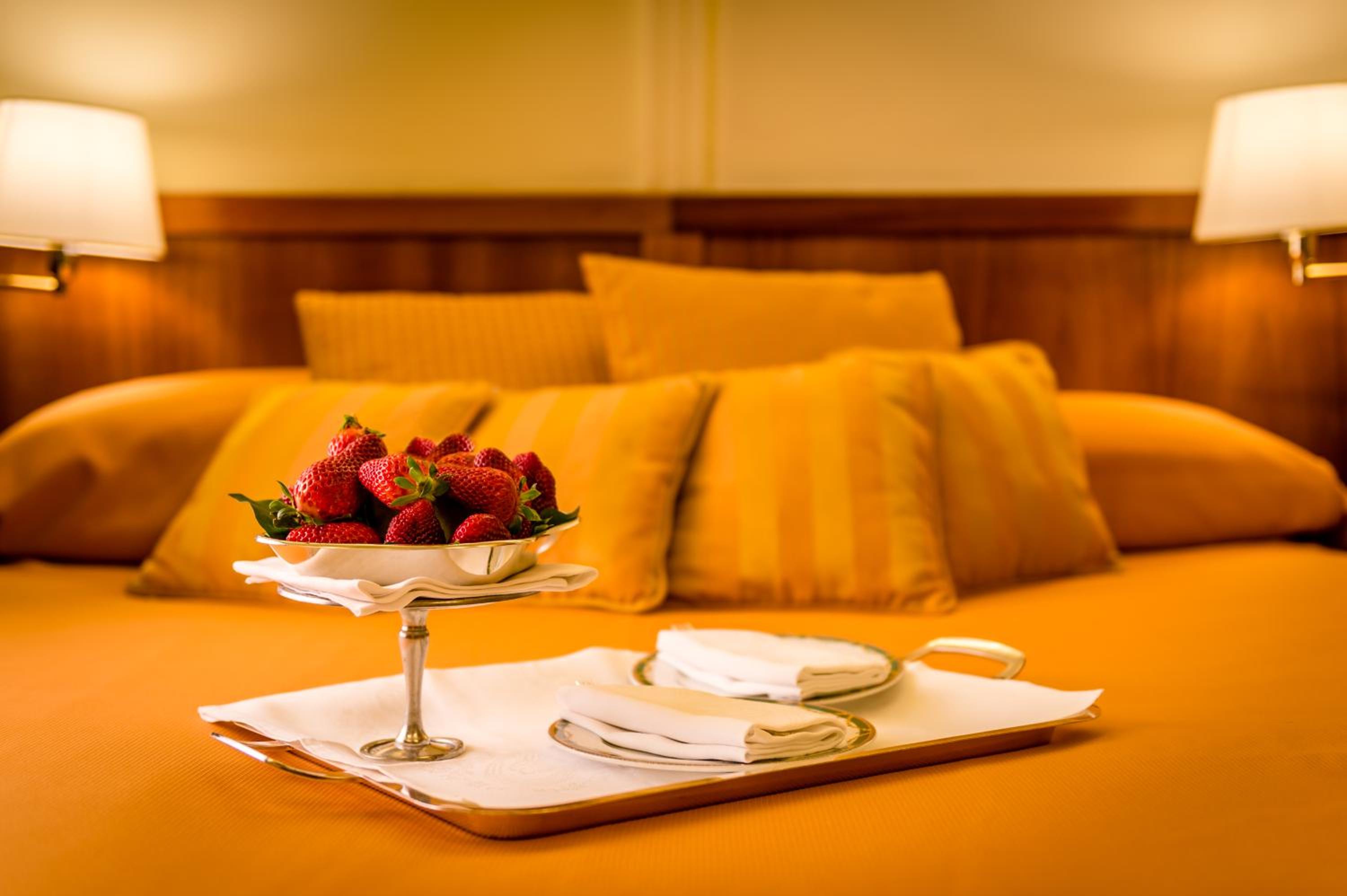 Classic Double or Twin Room with Balcony and Partial Sea View photo 2