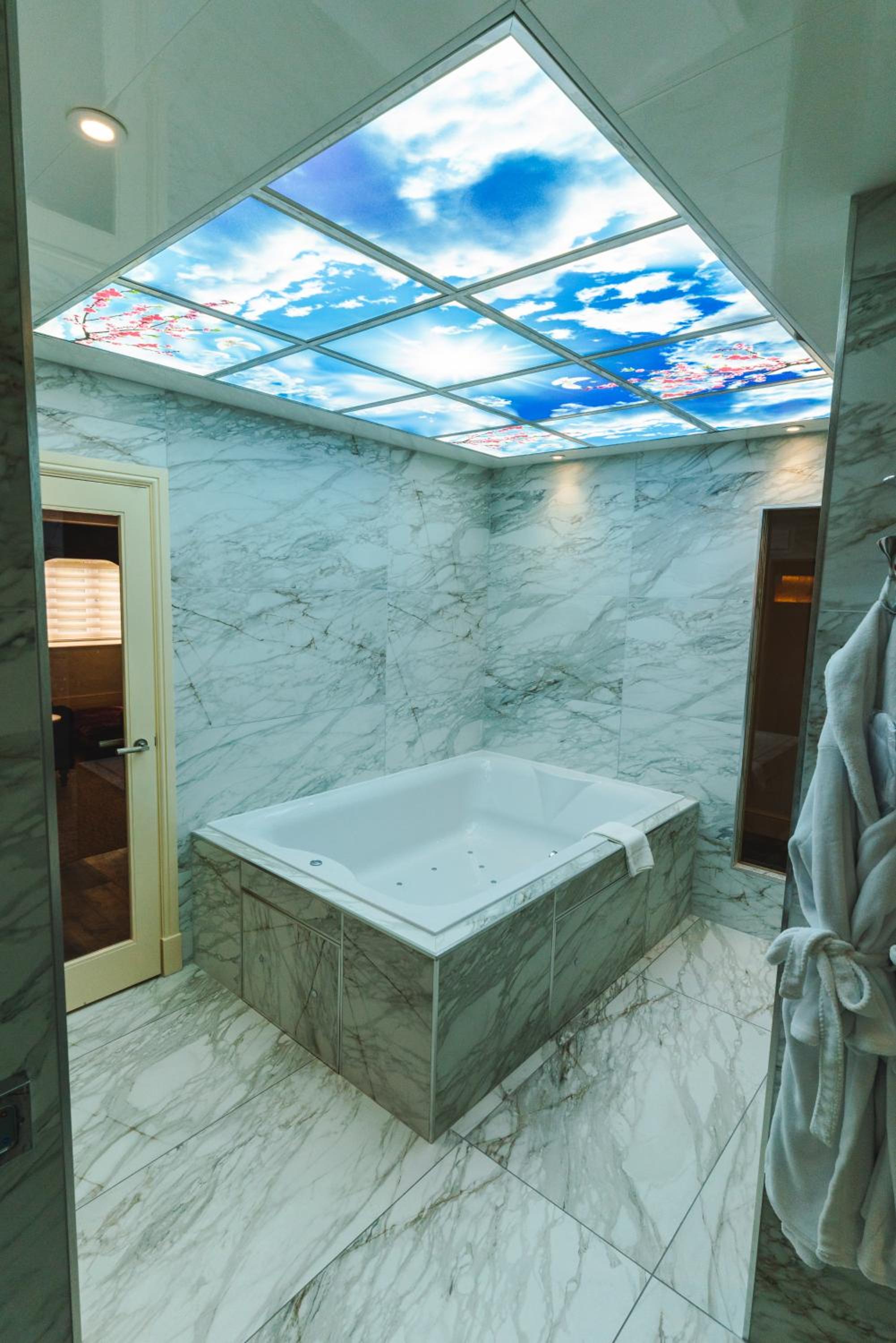 King Suite with Jetted Tub - Non-Smoking - Photo 2