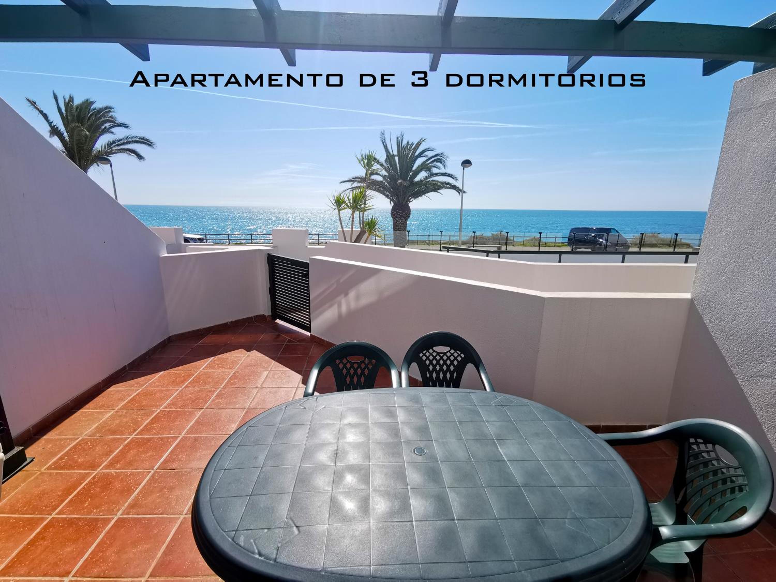 Apartamento de tres habitaciones con vista al mar