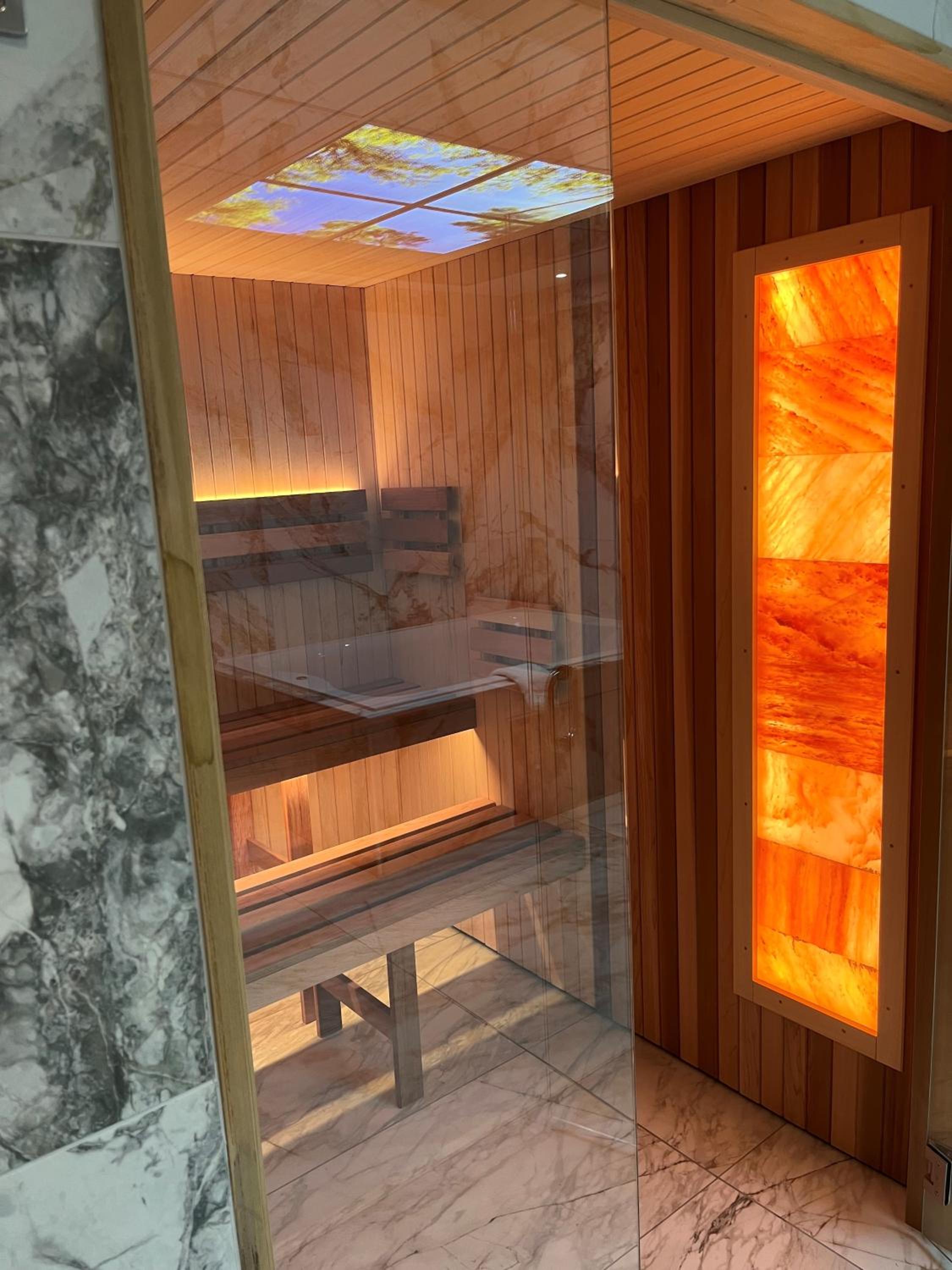 King Suite with Sauna - Non-Smoking - Photo 4