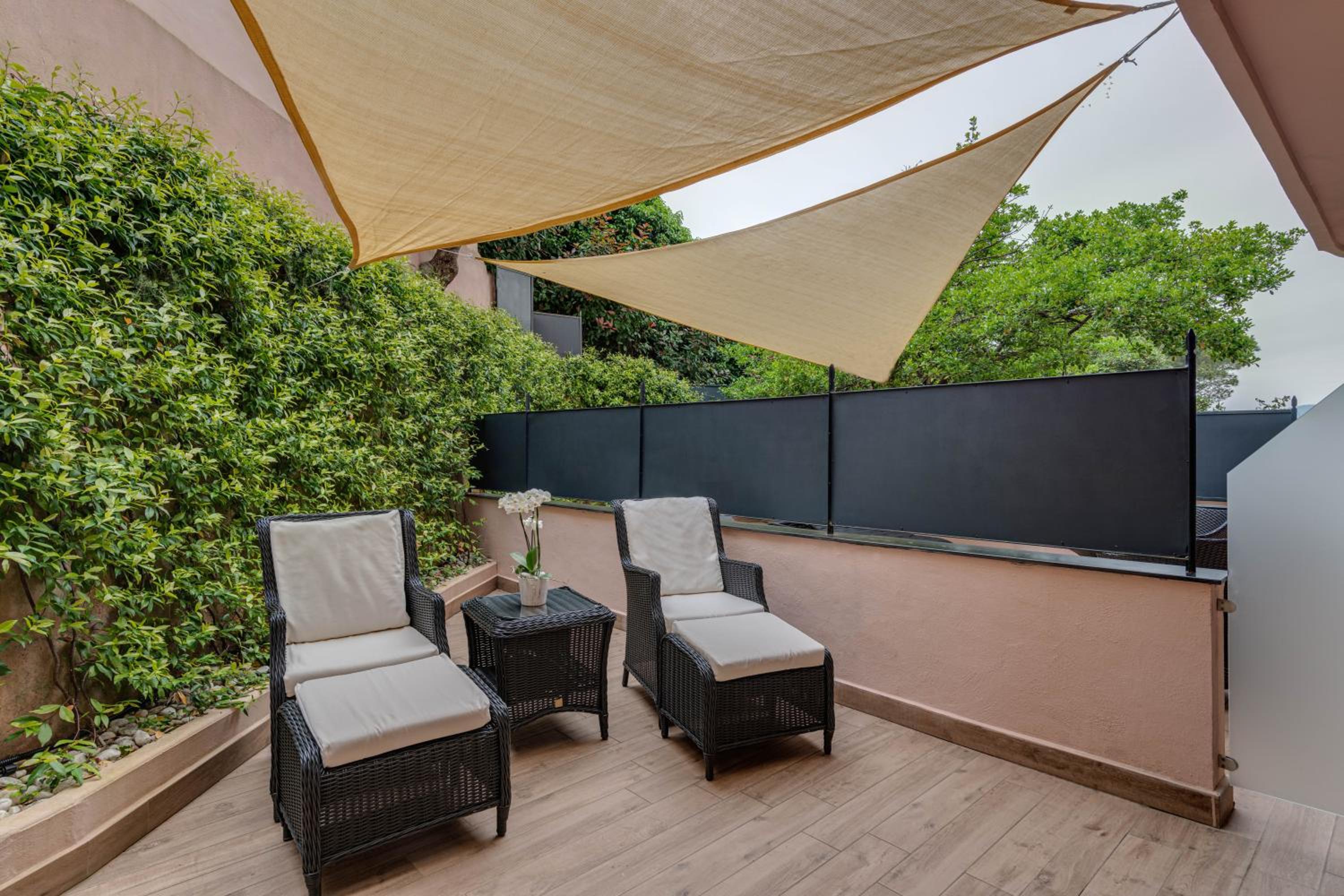 Double or Twin Room with Private Garden - Photo 9