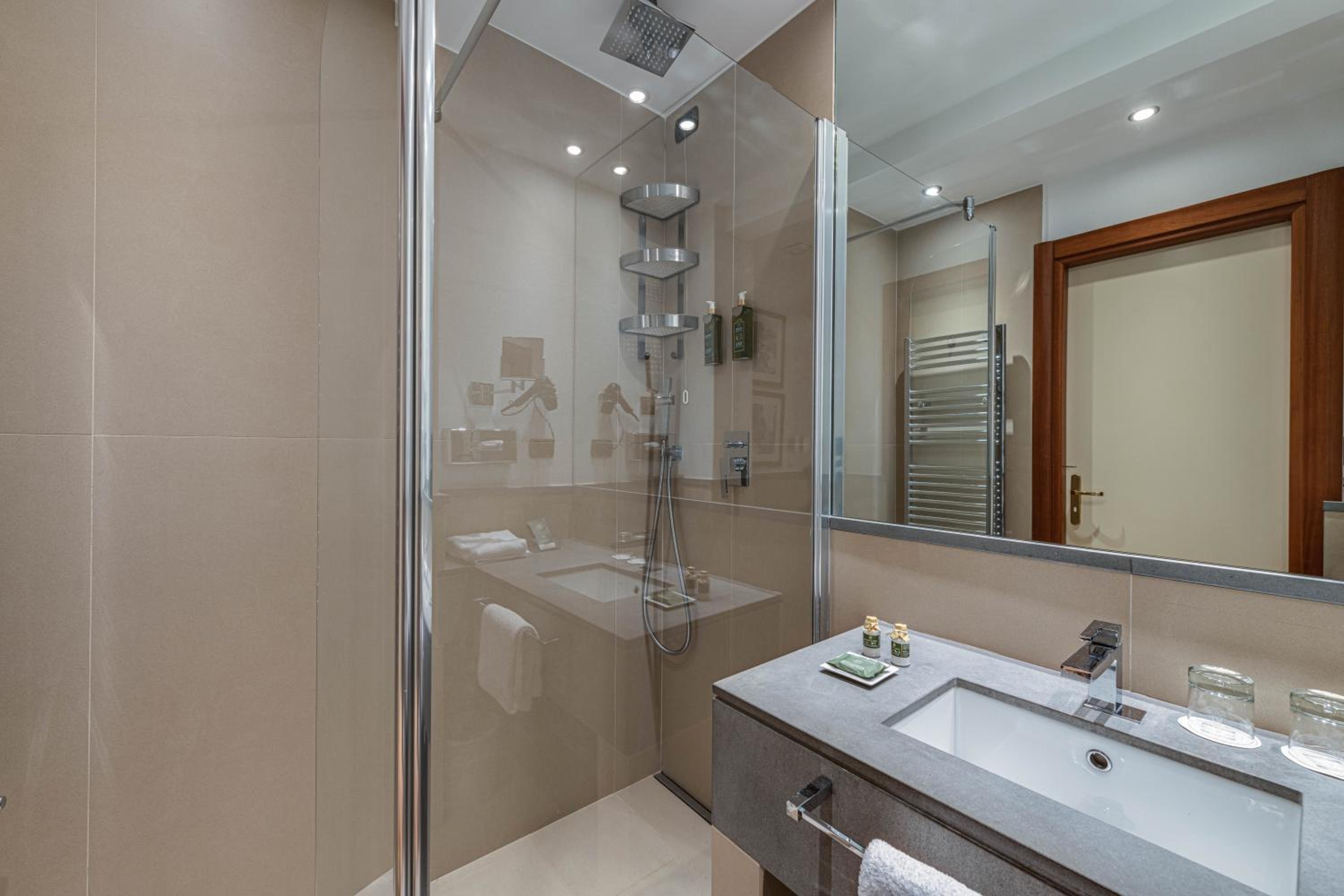 Double or Twin Room with Private Garden - Photo 3