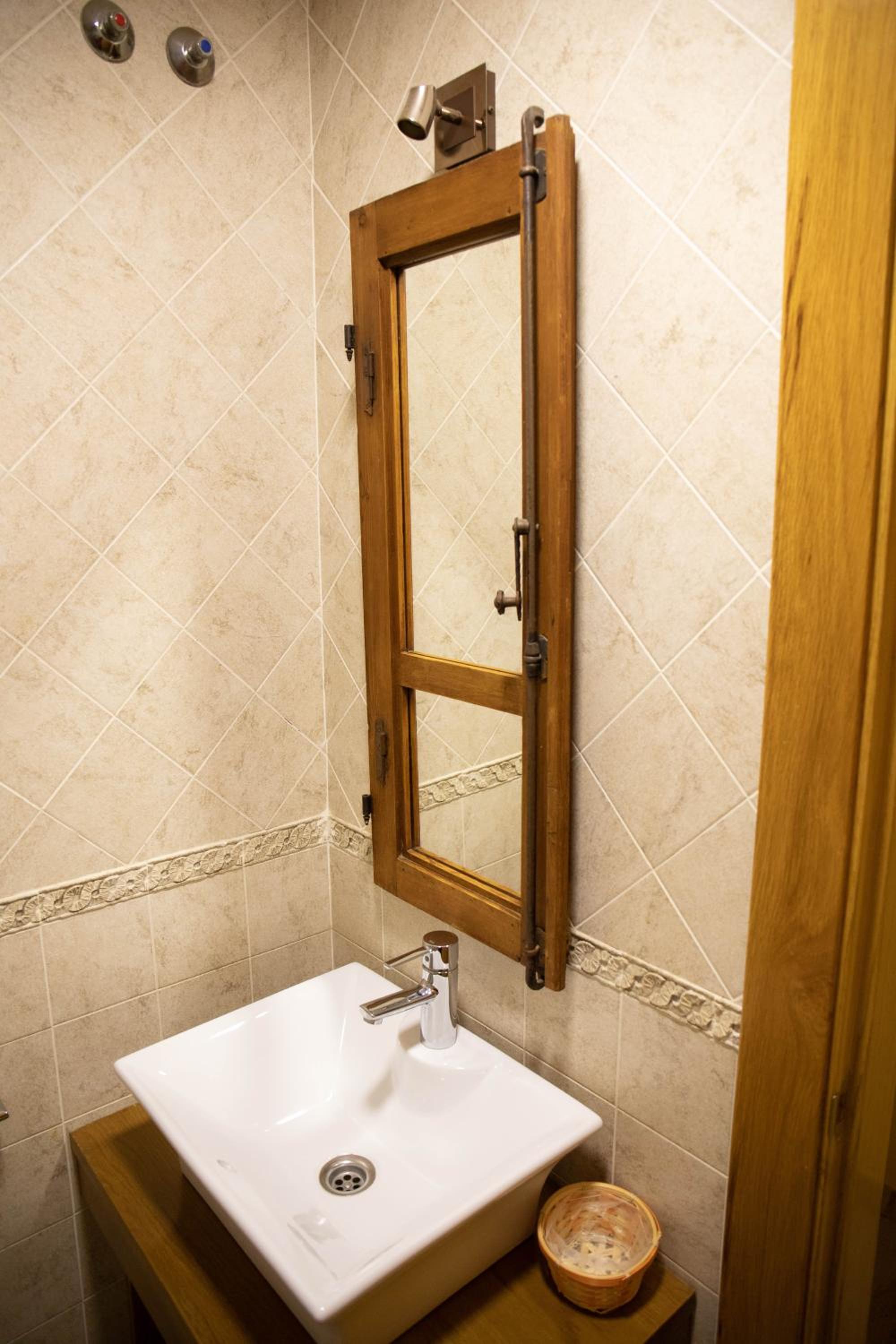 Deluxe Double Room with Shower - Photo 4