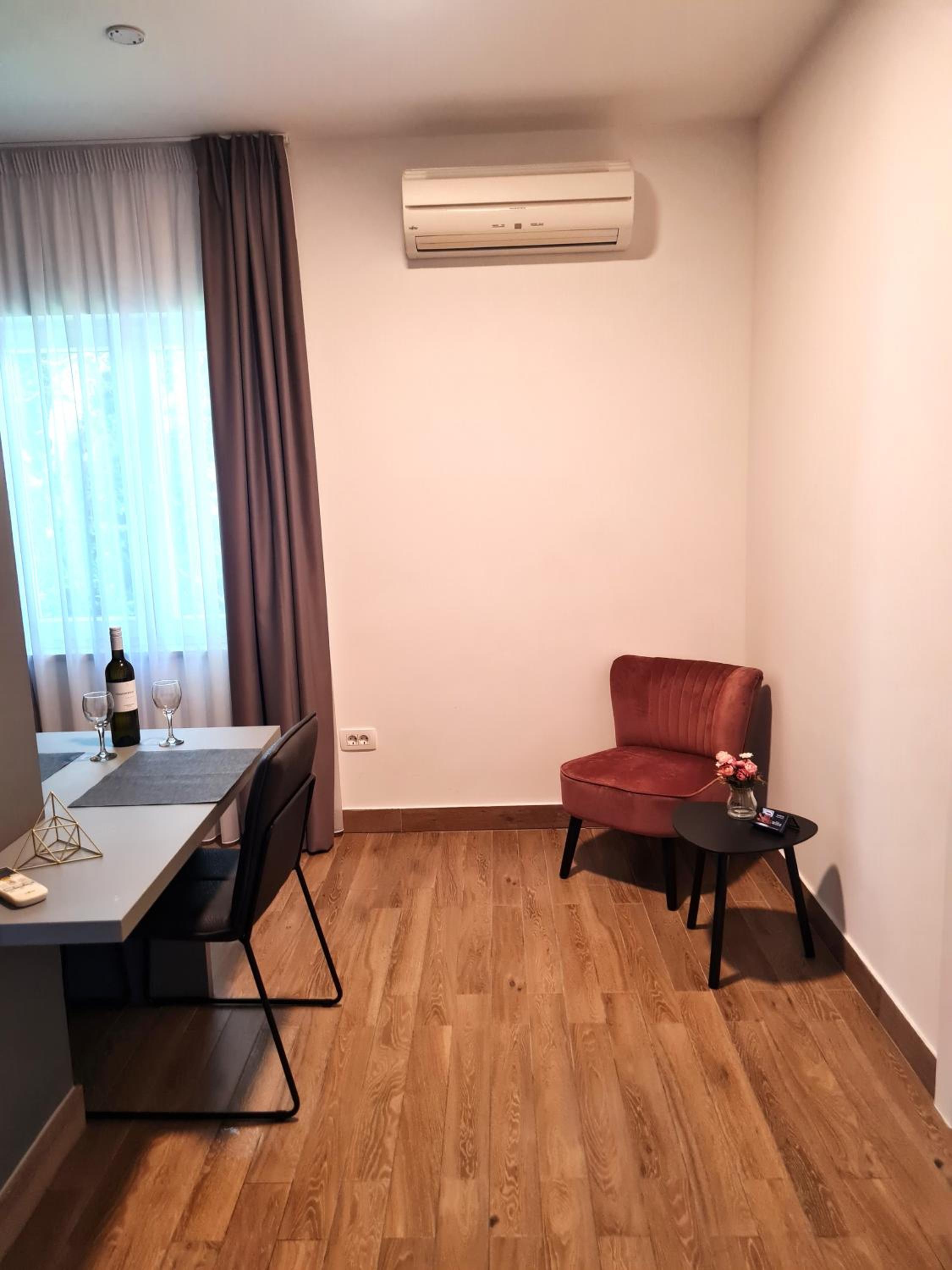 Studio Apartment - Photo 1