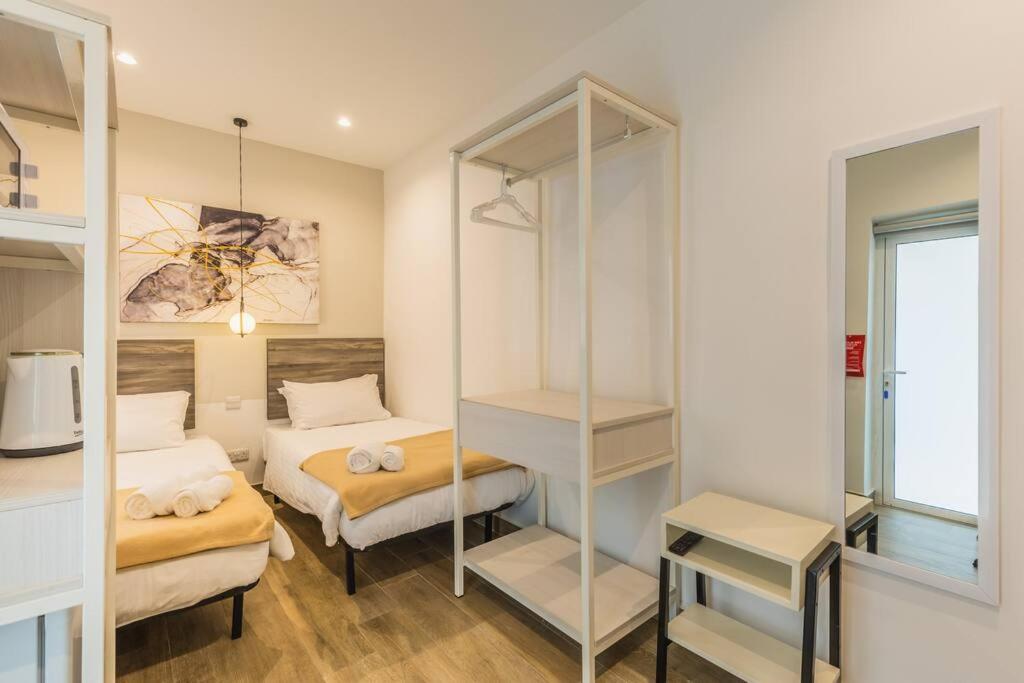 One-Bedroom Apartment photo 1