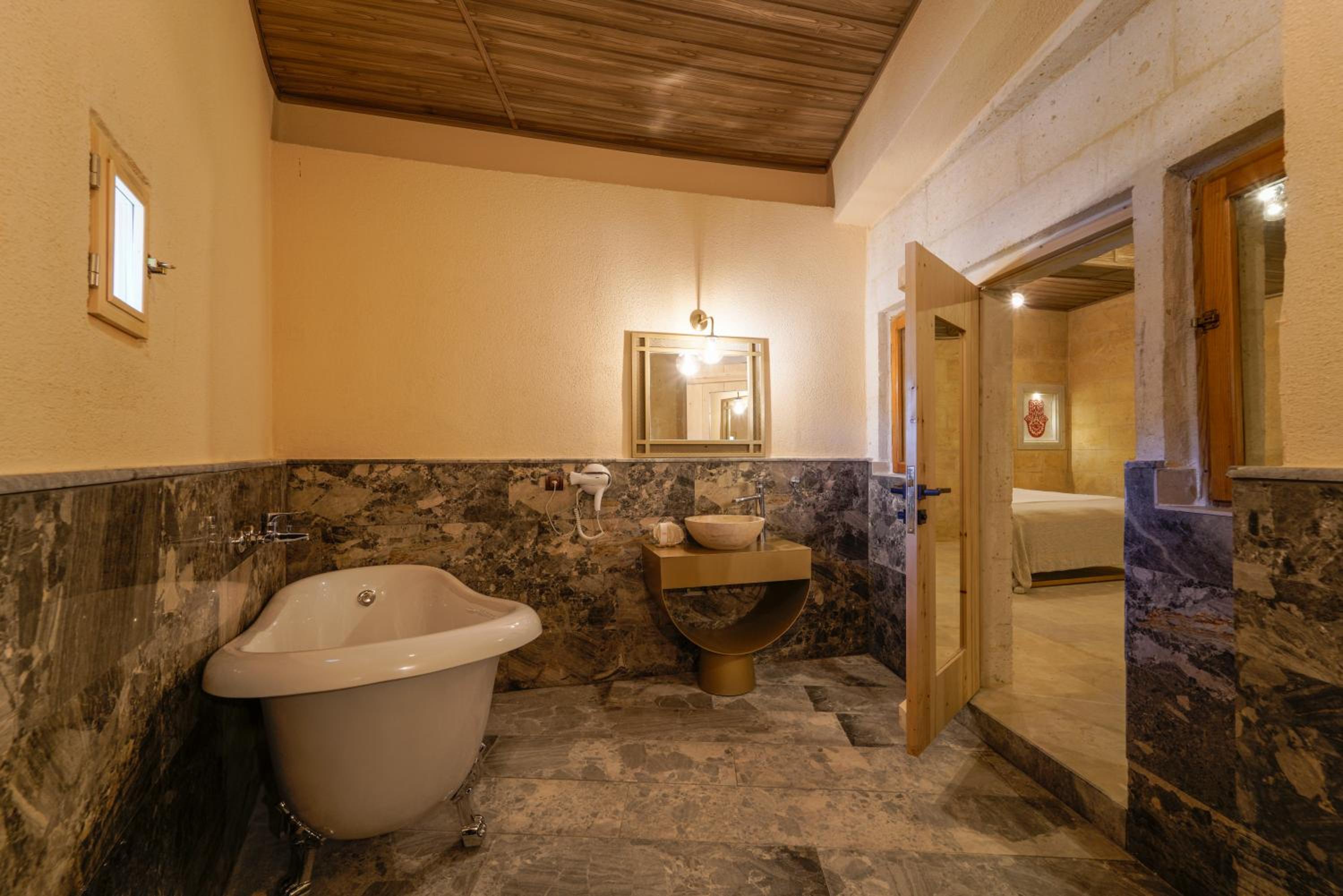 Suite - Photo 22