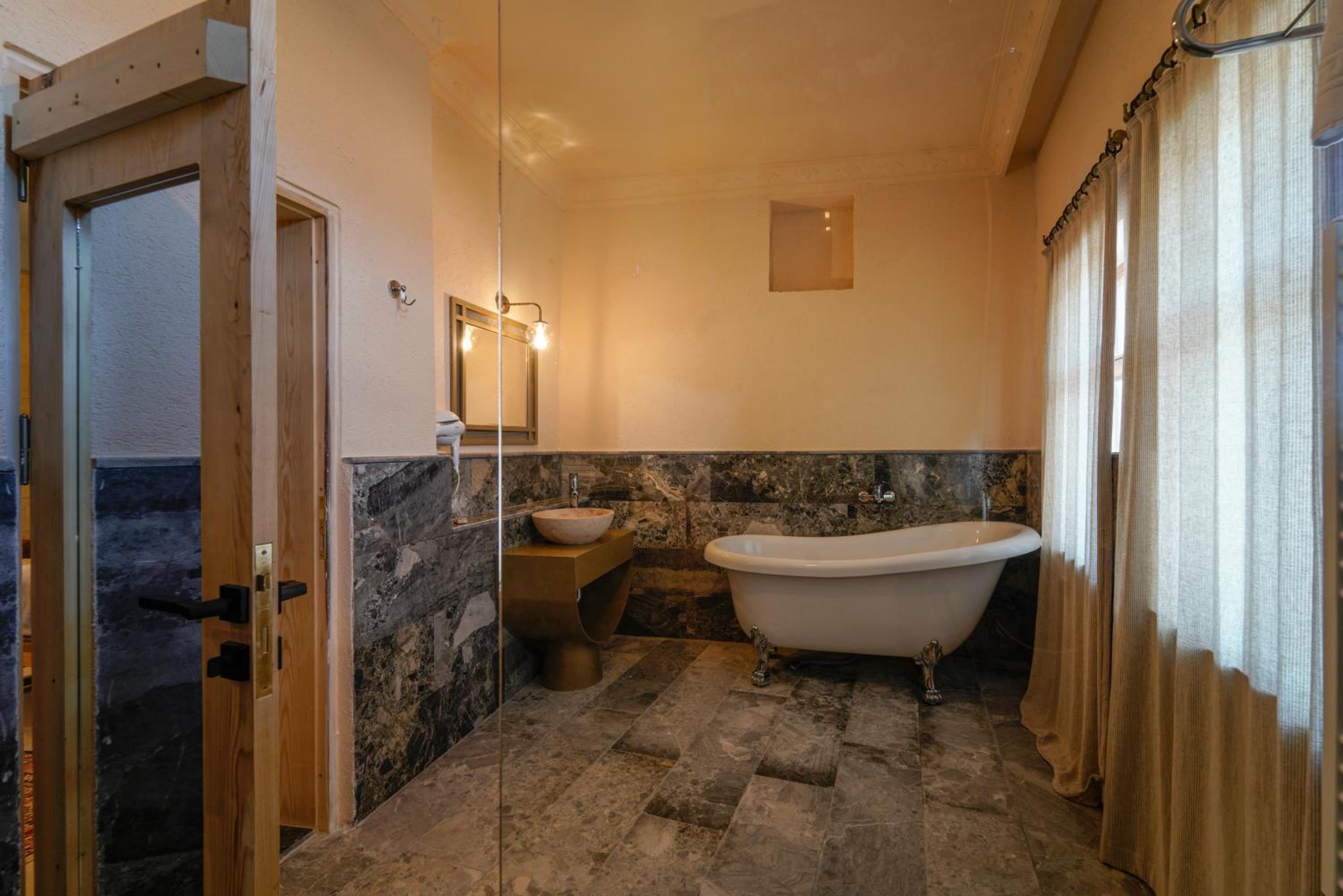 Suite - Photo 18