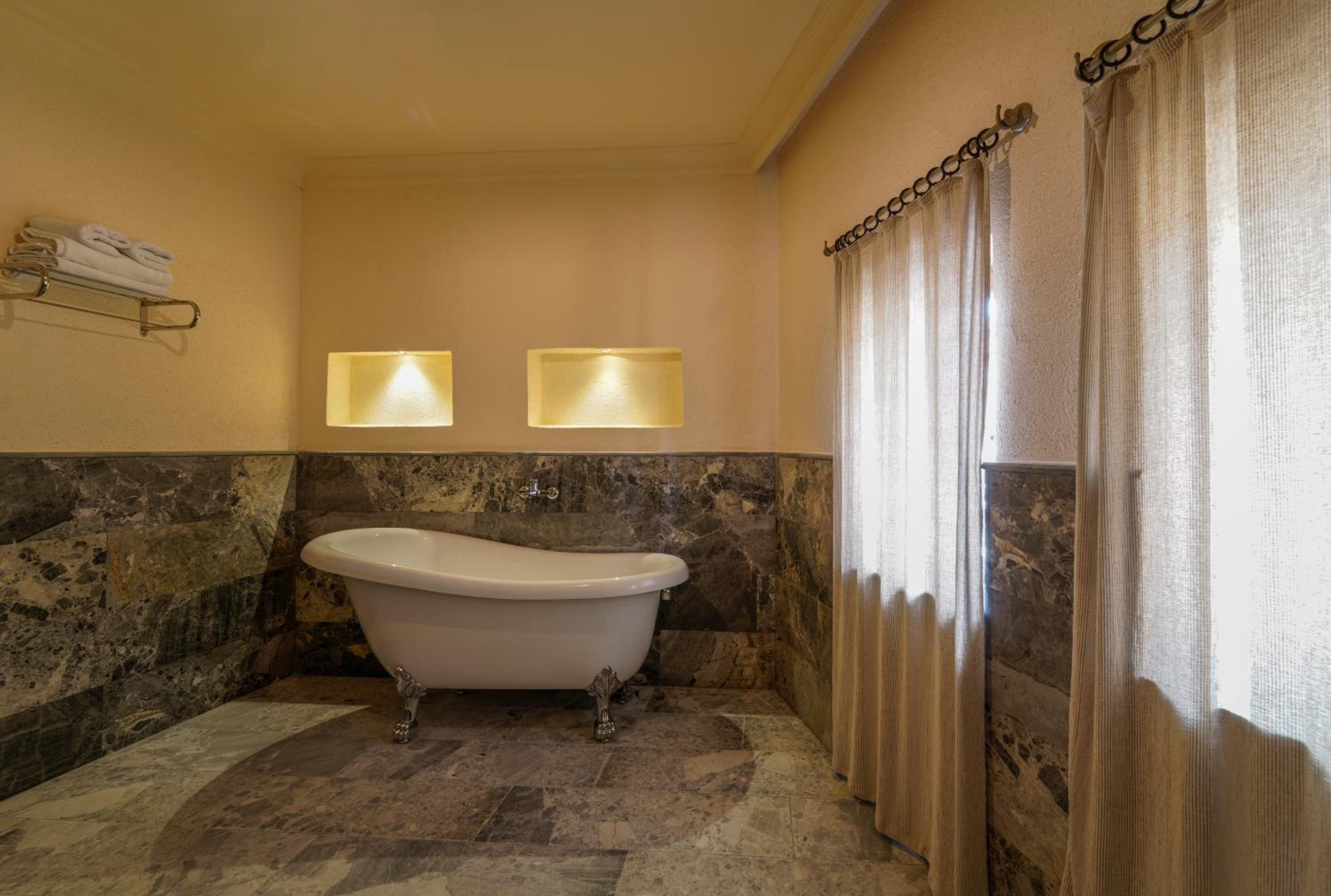 Suite - Photo 14