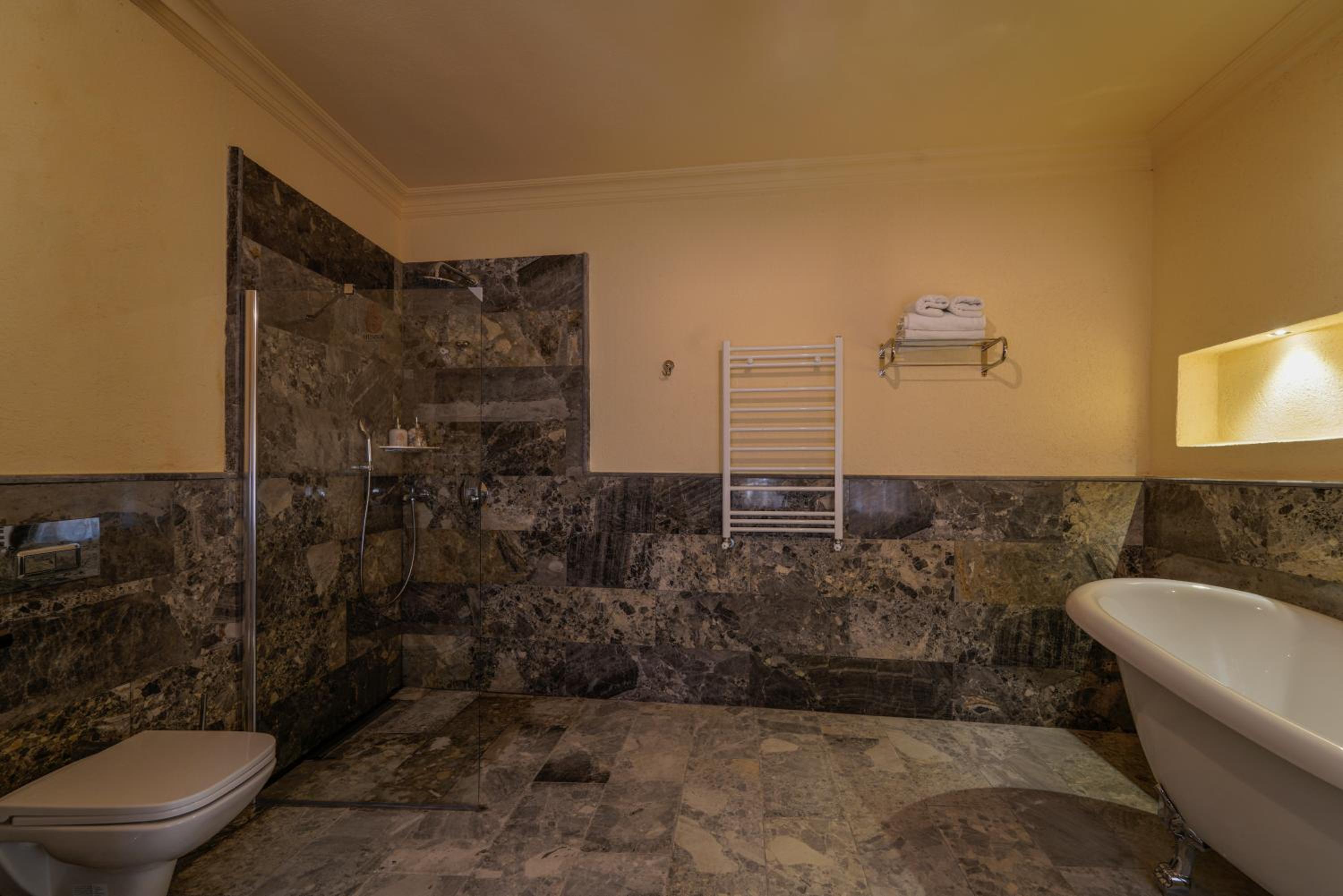 Suite - Photo 15