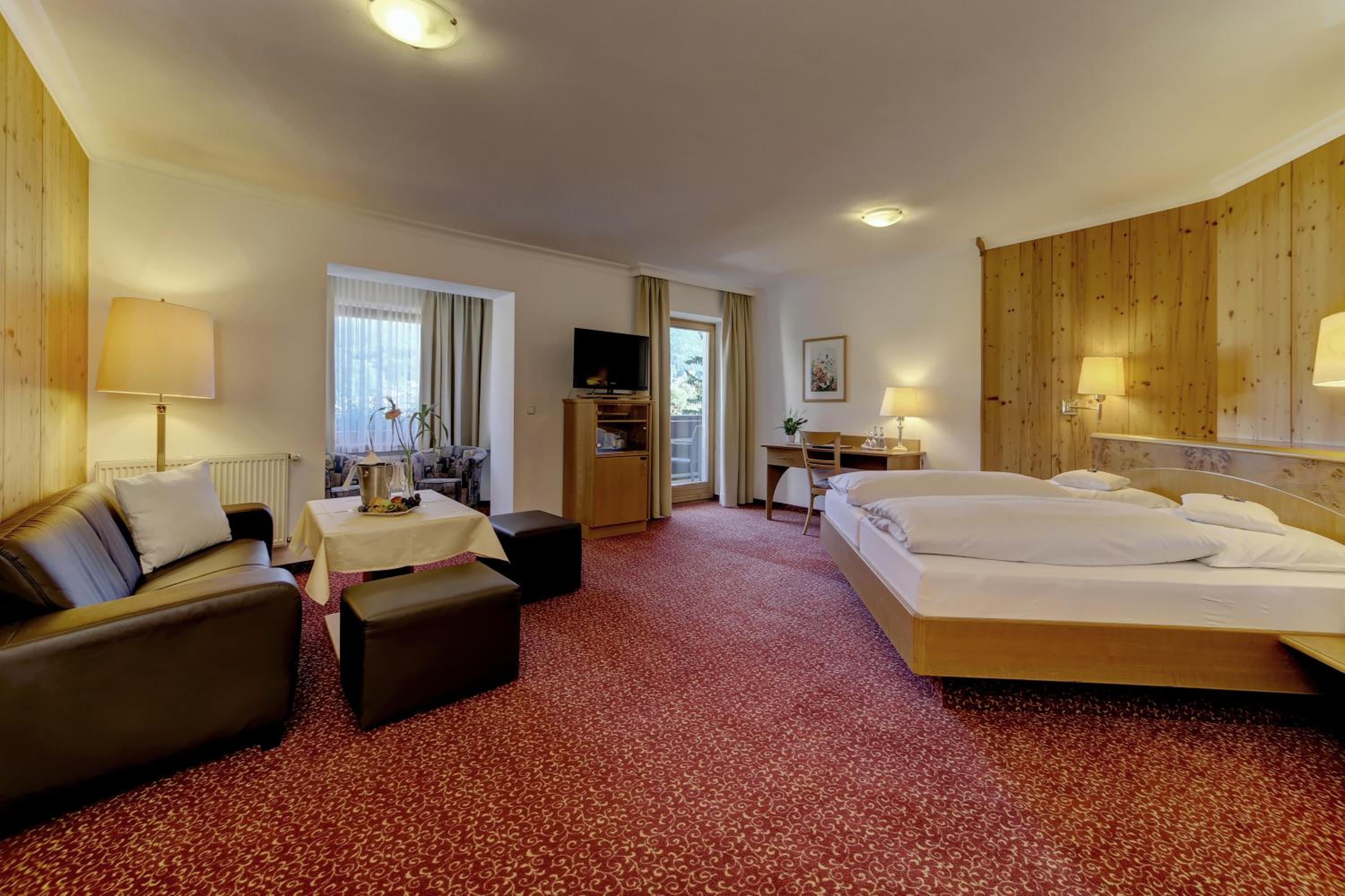 Deluxe Junior Suite photo 2