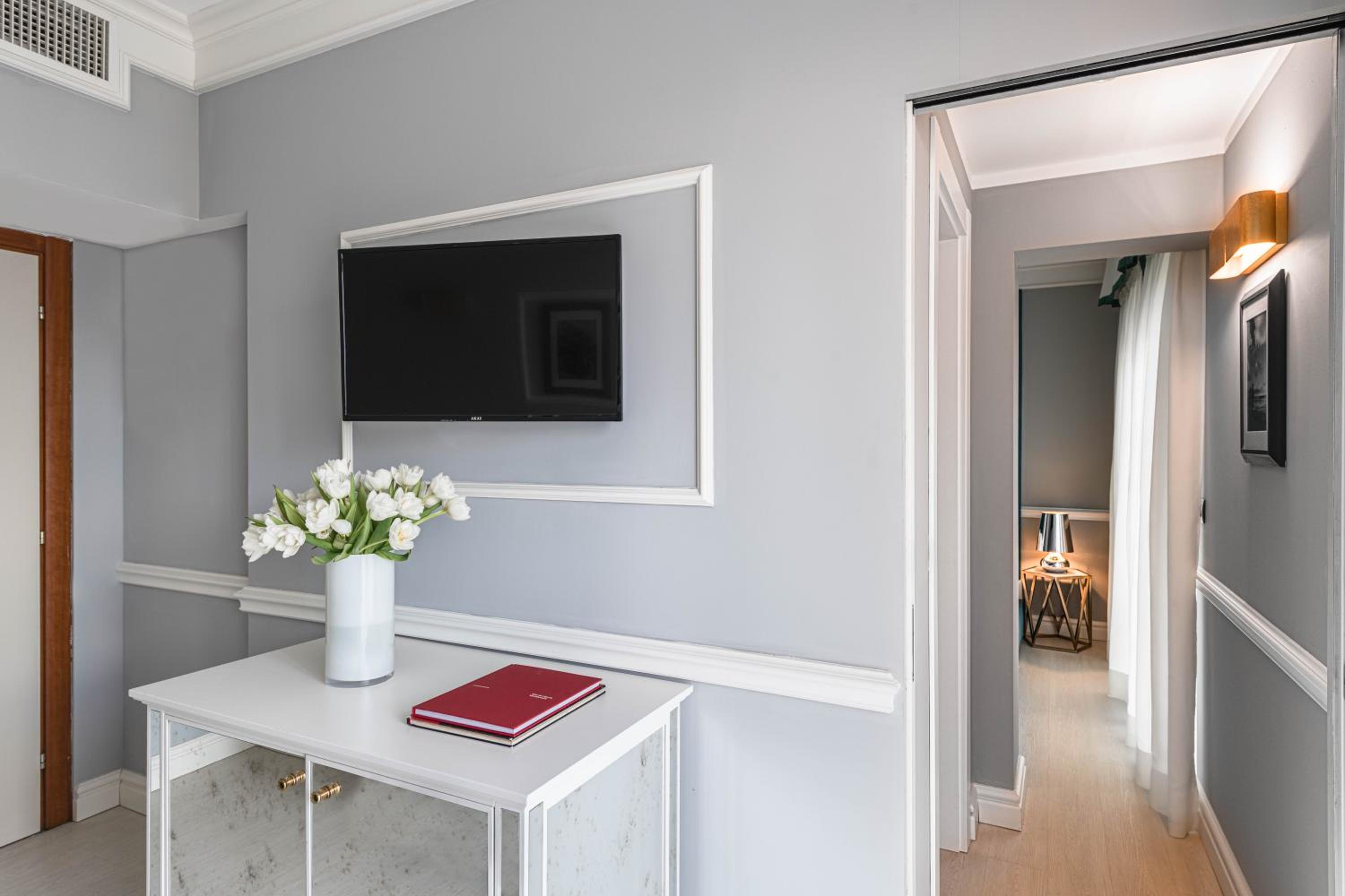 Deluxe Junior Suite with Balcony and City View - Photo 10