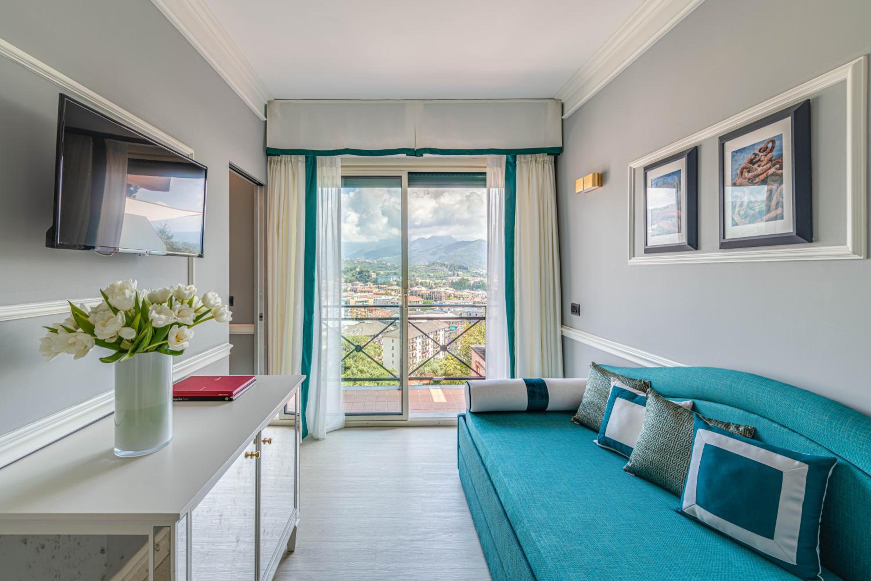 Deluxe Junior Suite with Balcony and City View - Photo 11