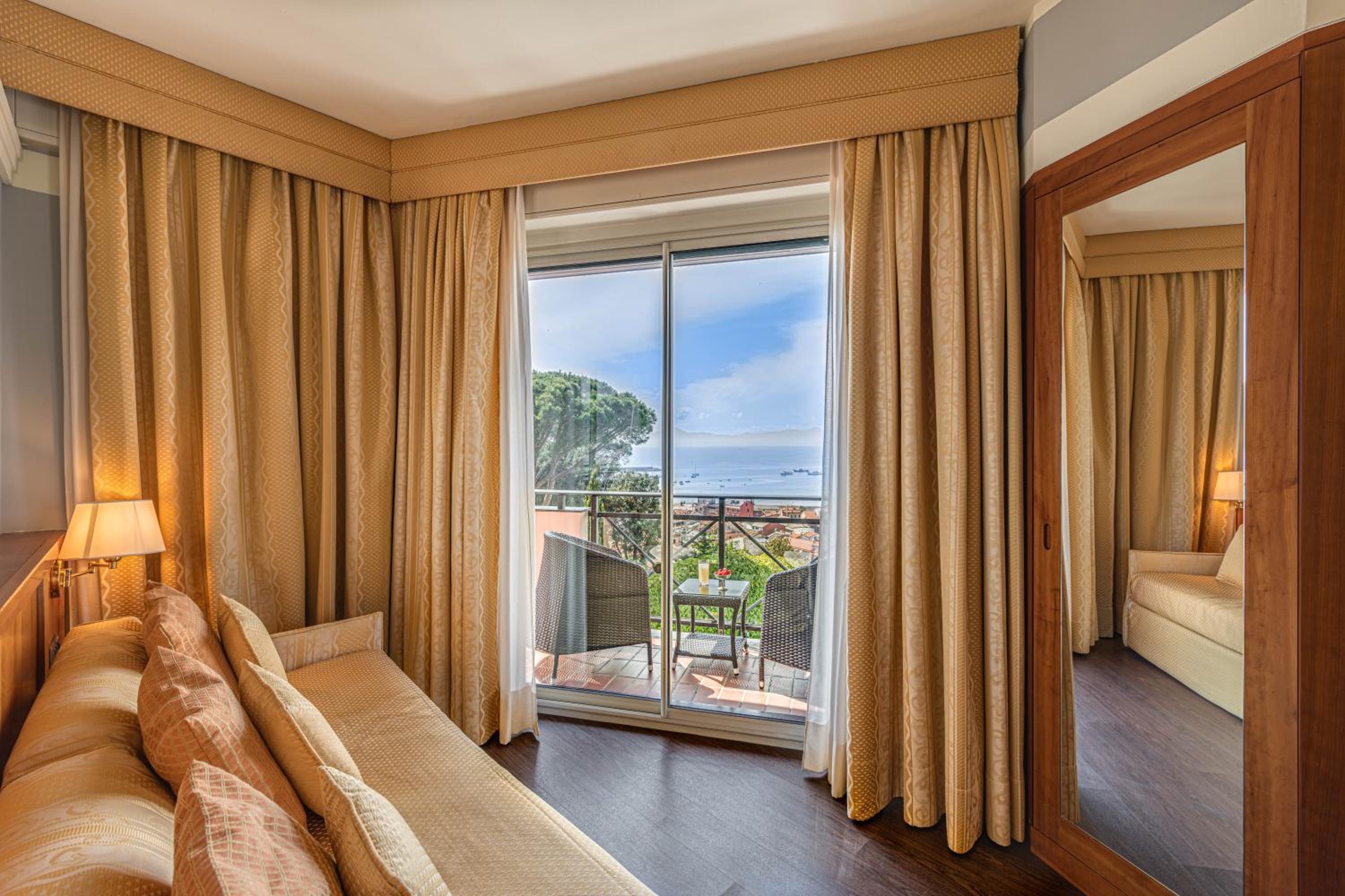 Superior Junior Suite with Balcony and Sea View - Photo 7