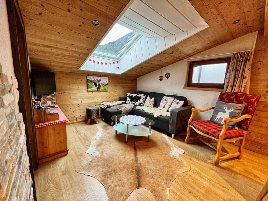 Three-Bedroom Apartment with Shower photo 2