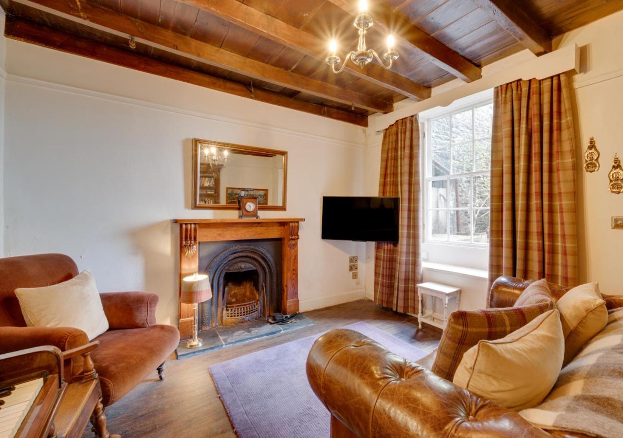 Eight-Bedroom House photo 2