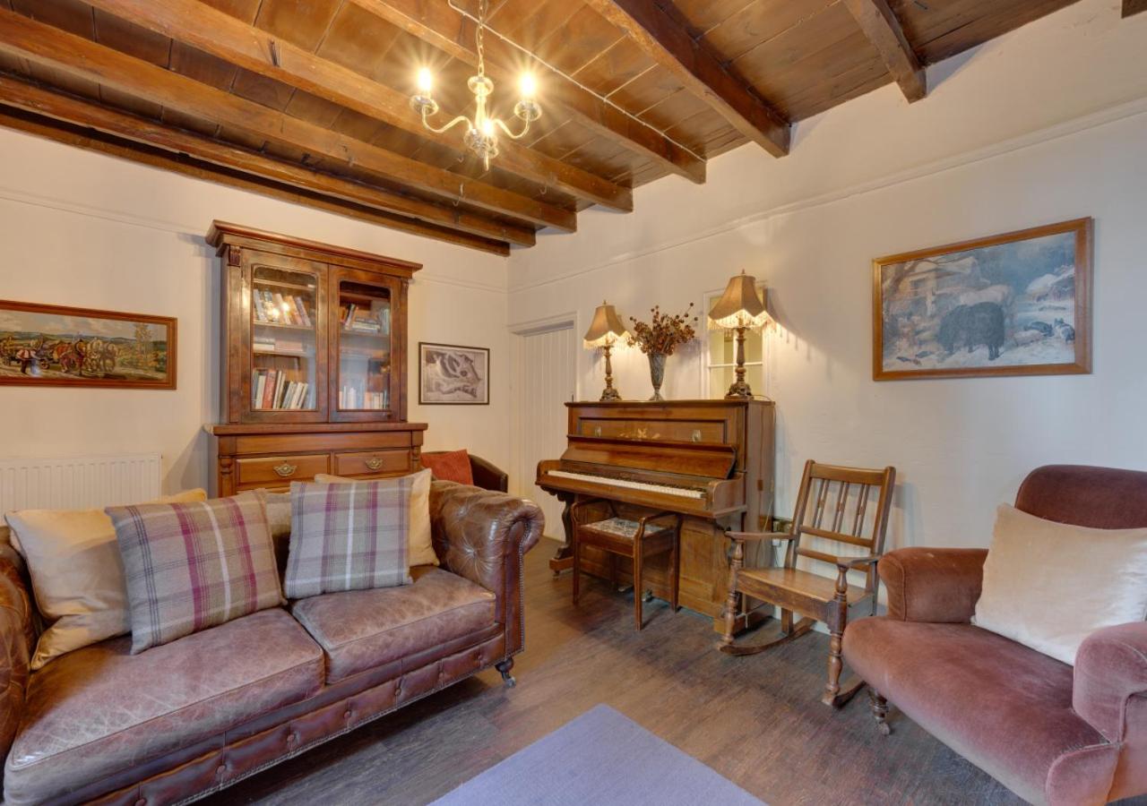Eight-Bedroom House photo 3