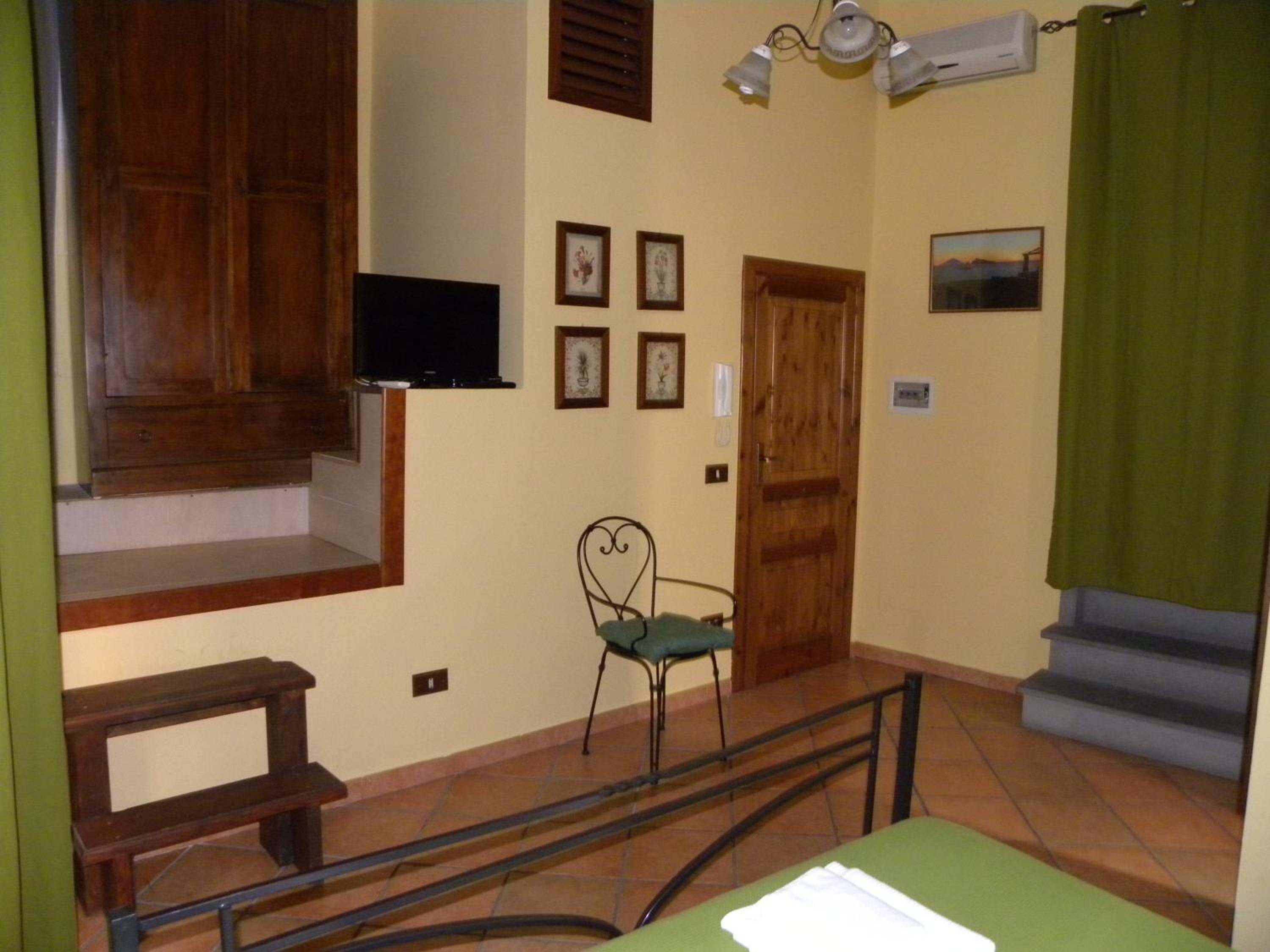 Studio with External Kitchenette (2 Adults) - Photo 21