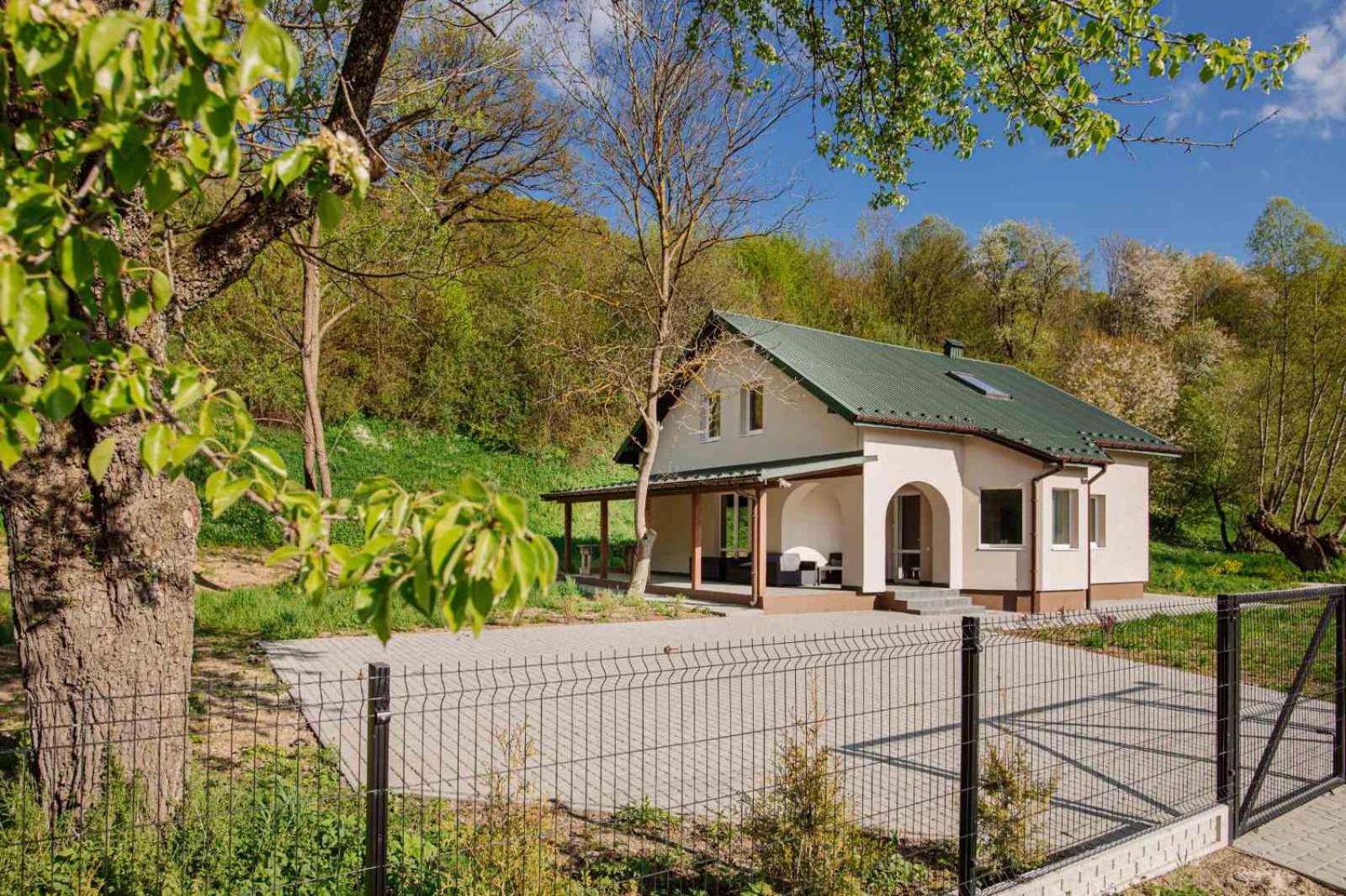 Five-Bedroom House photo 2