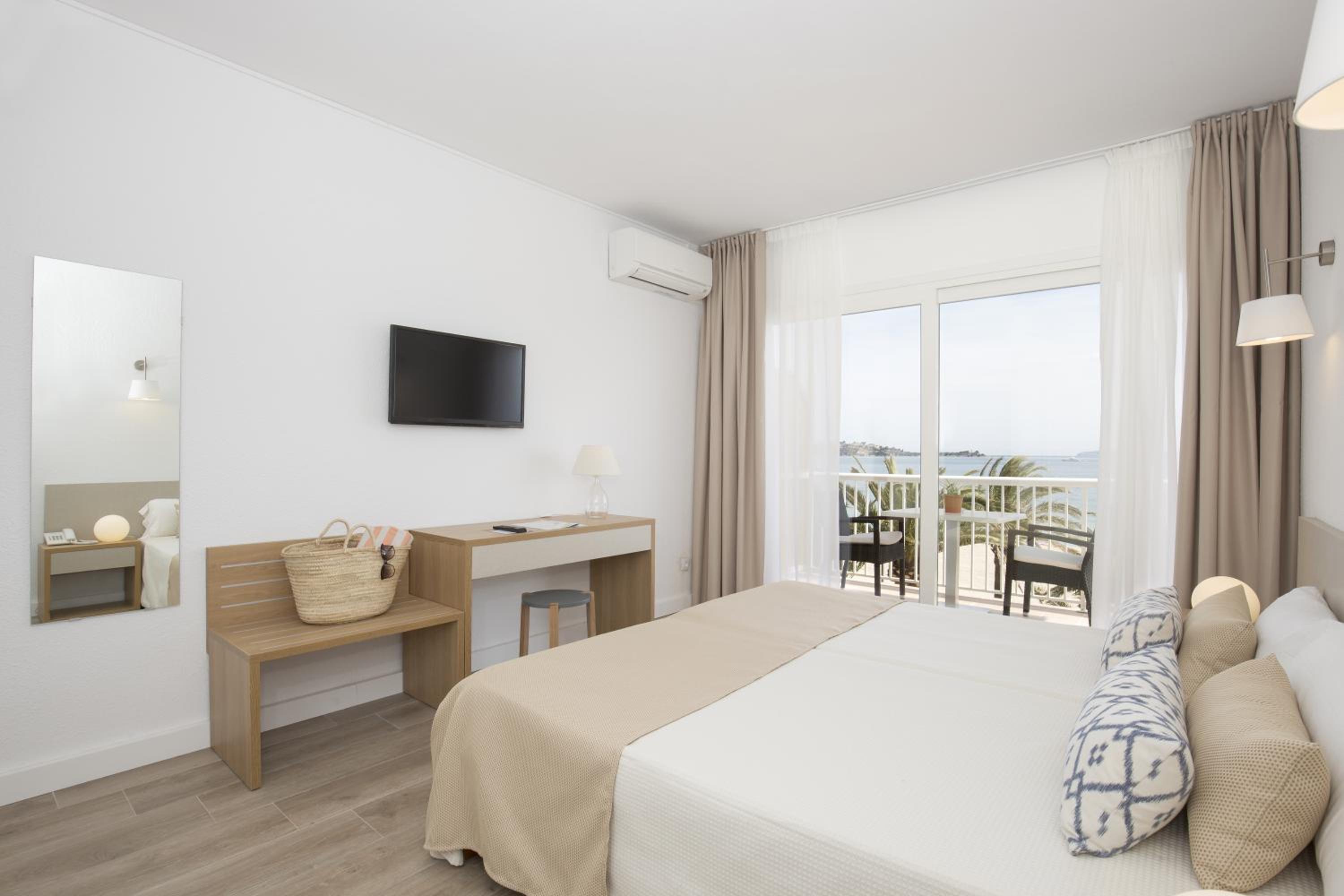 Double or Twin Room with Sea View photo 3
