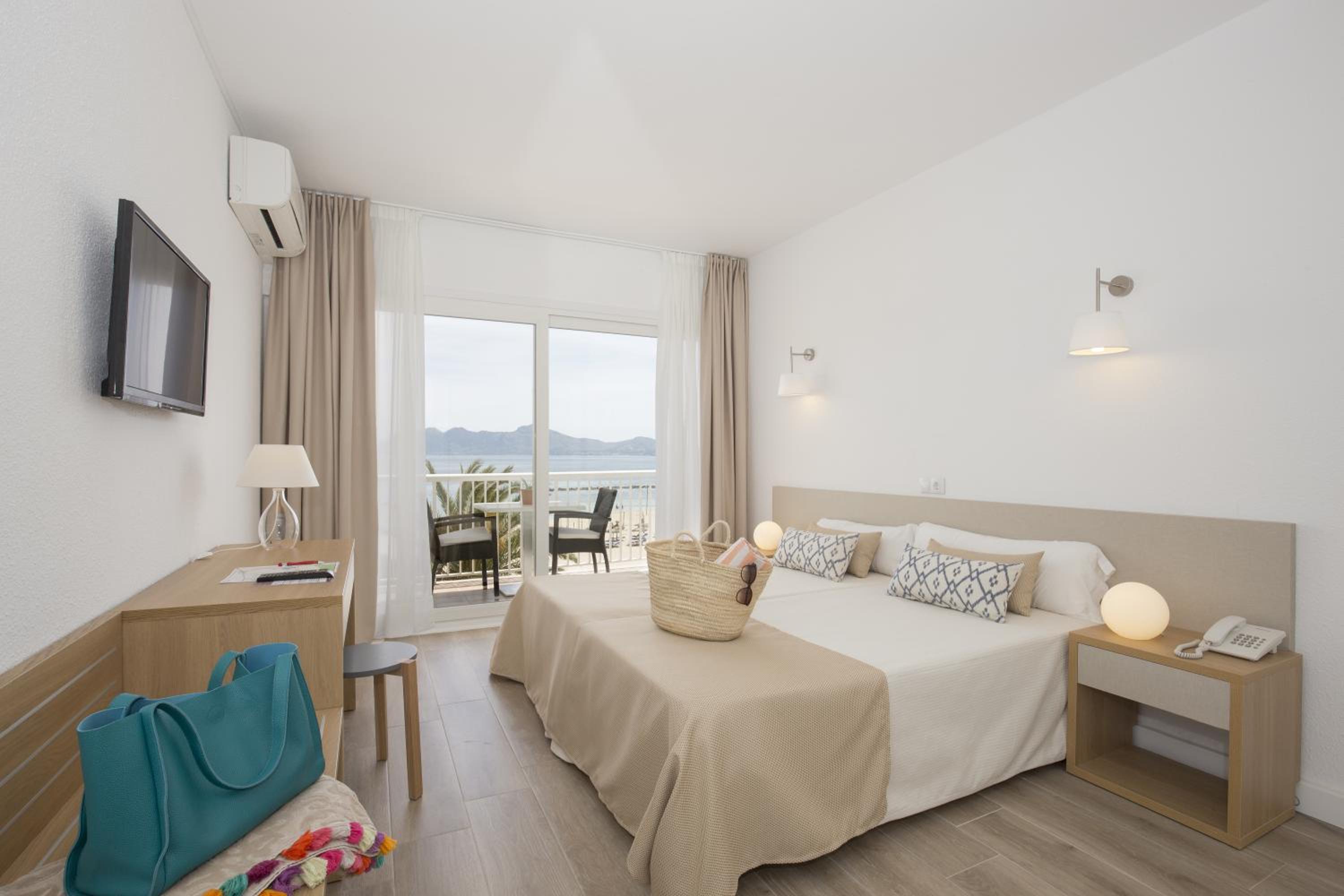 Double or Twin Room with Sea View photo 2
