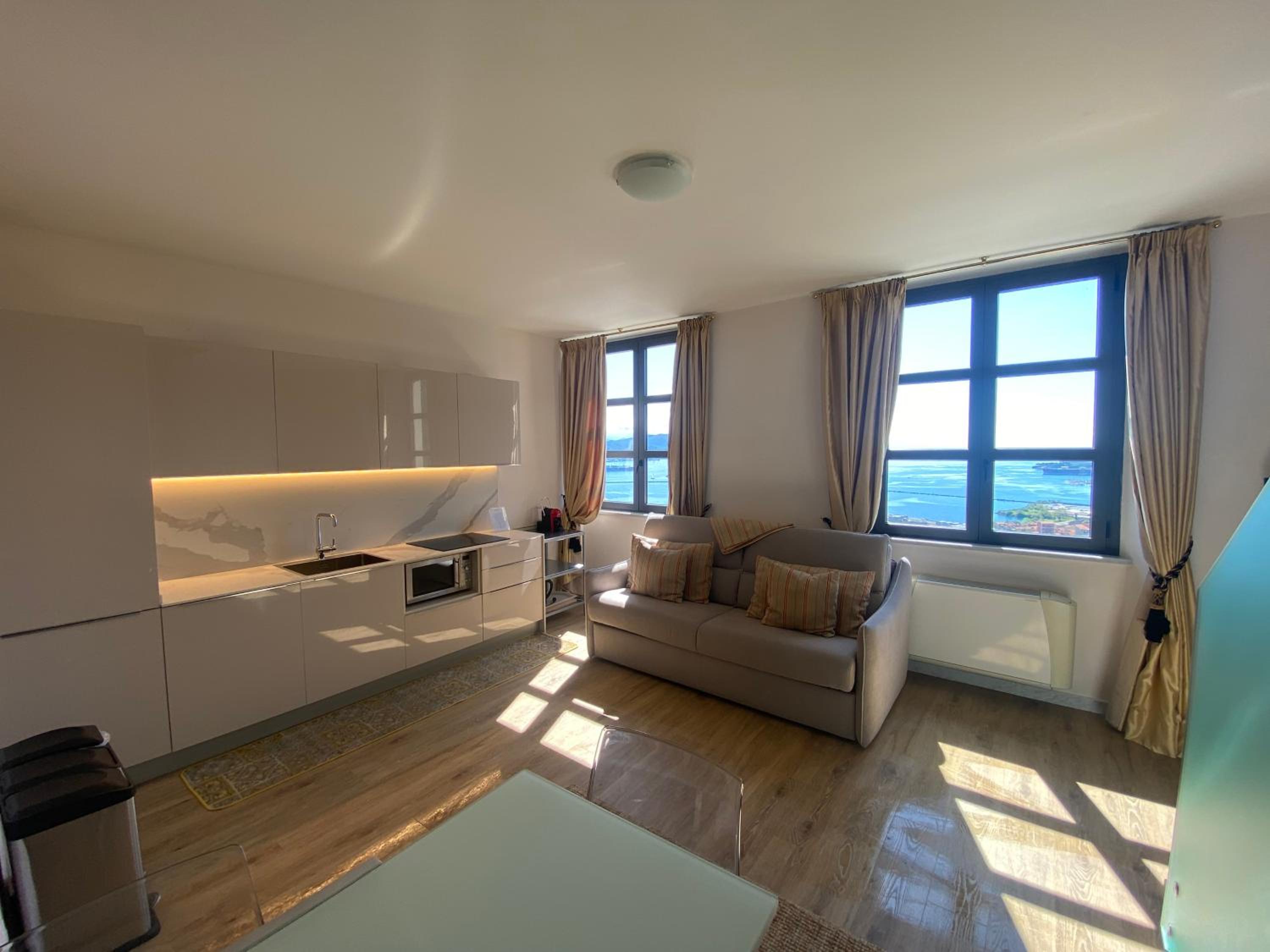 One-Bedroom Apartment with Sea View - Split Level photo 3