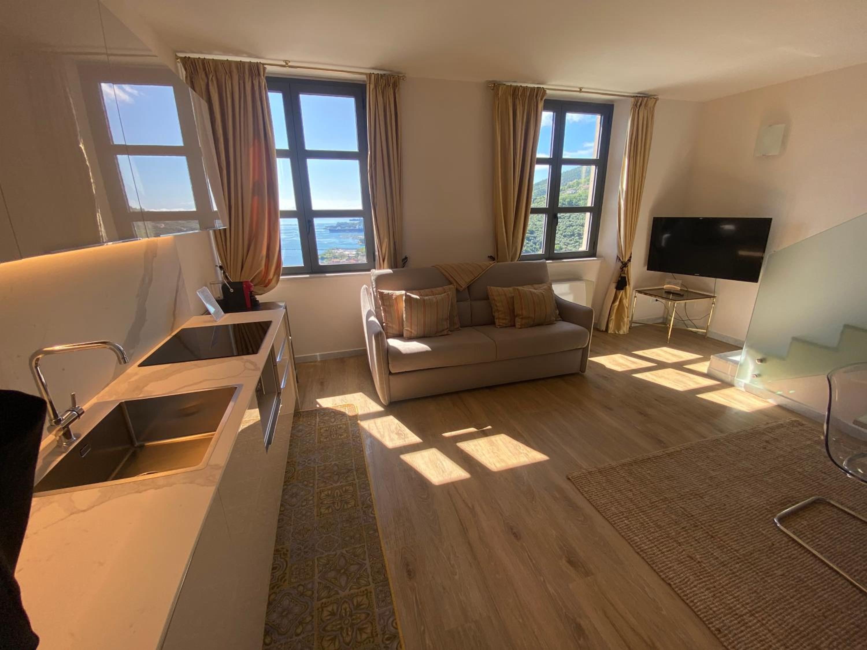 One-Bedroom Apartment with Sea View - Split Level photo 2