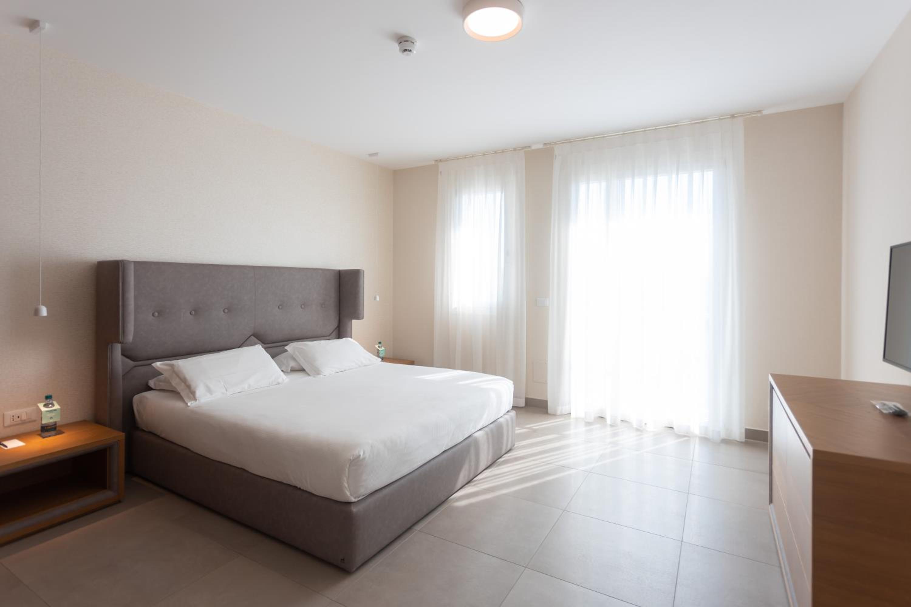 Junior Suite with Terrace and Beach Access - Photo 5