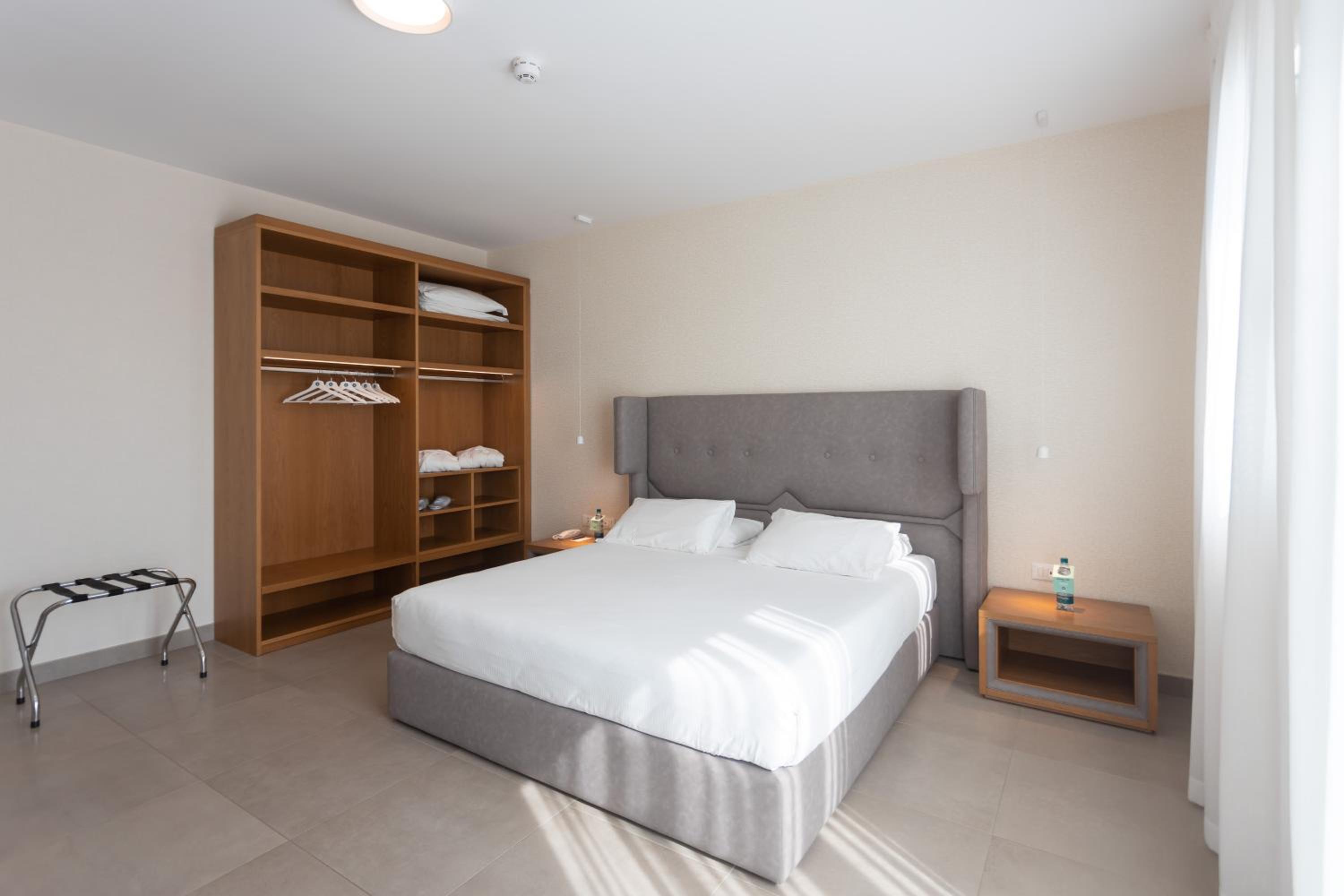 Junior Suite with Terrace and Beach Access - Photo 4