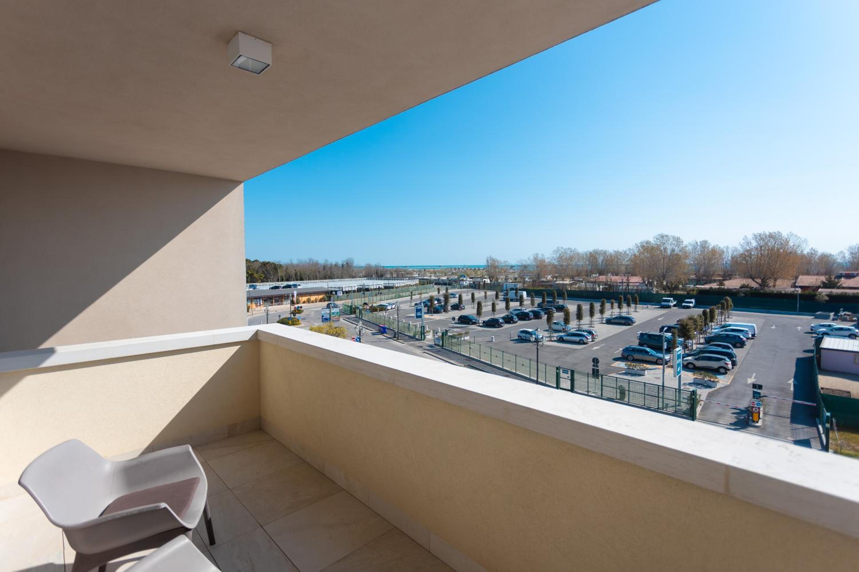 Junior Suite with Terrace and Beach Access - Photo 13