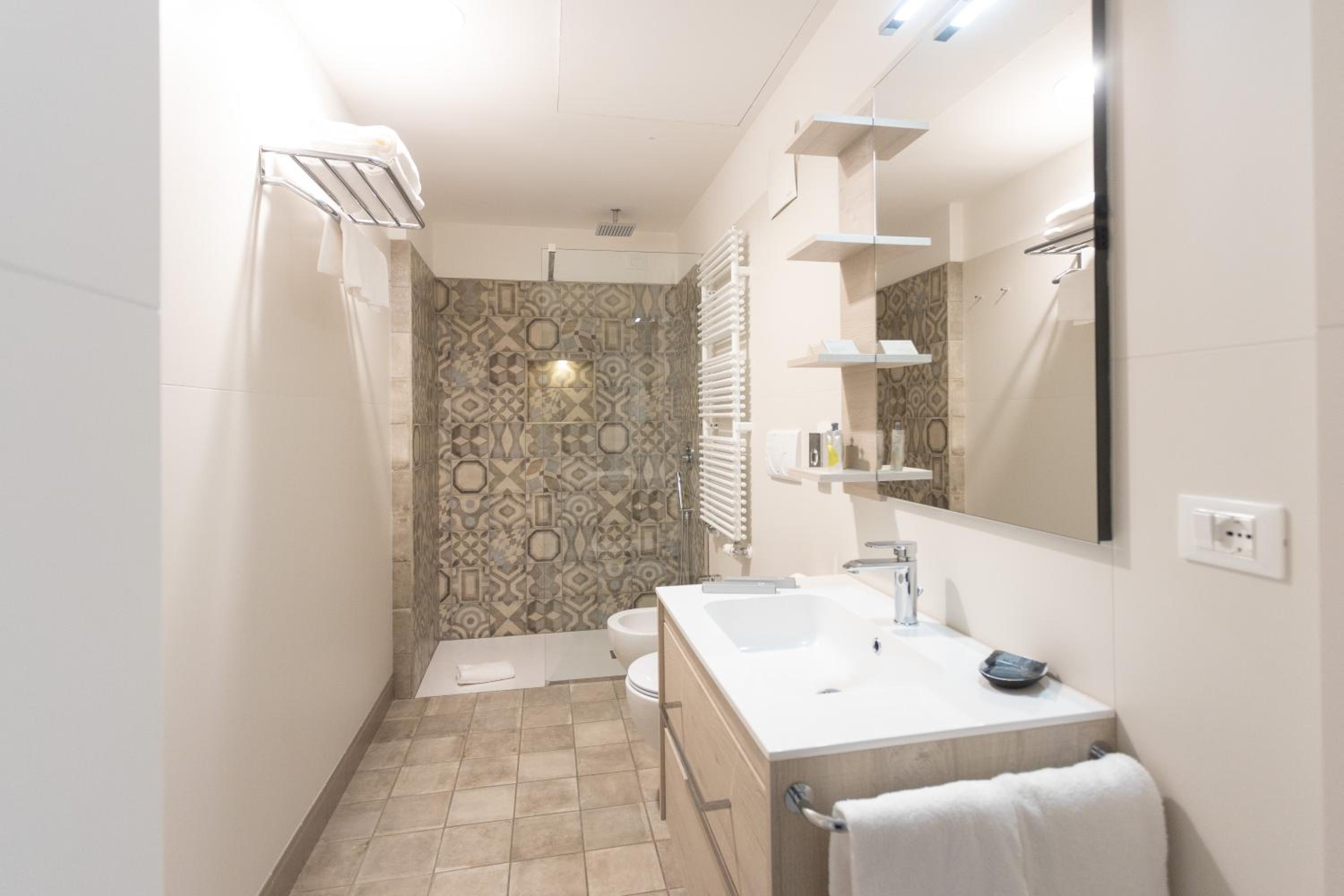 Junior Suite with Terrace and Beach Access - Photo 9