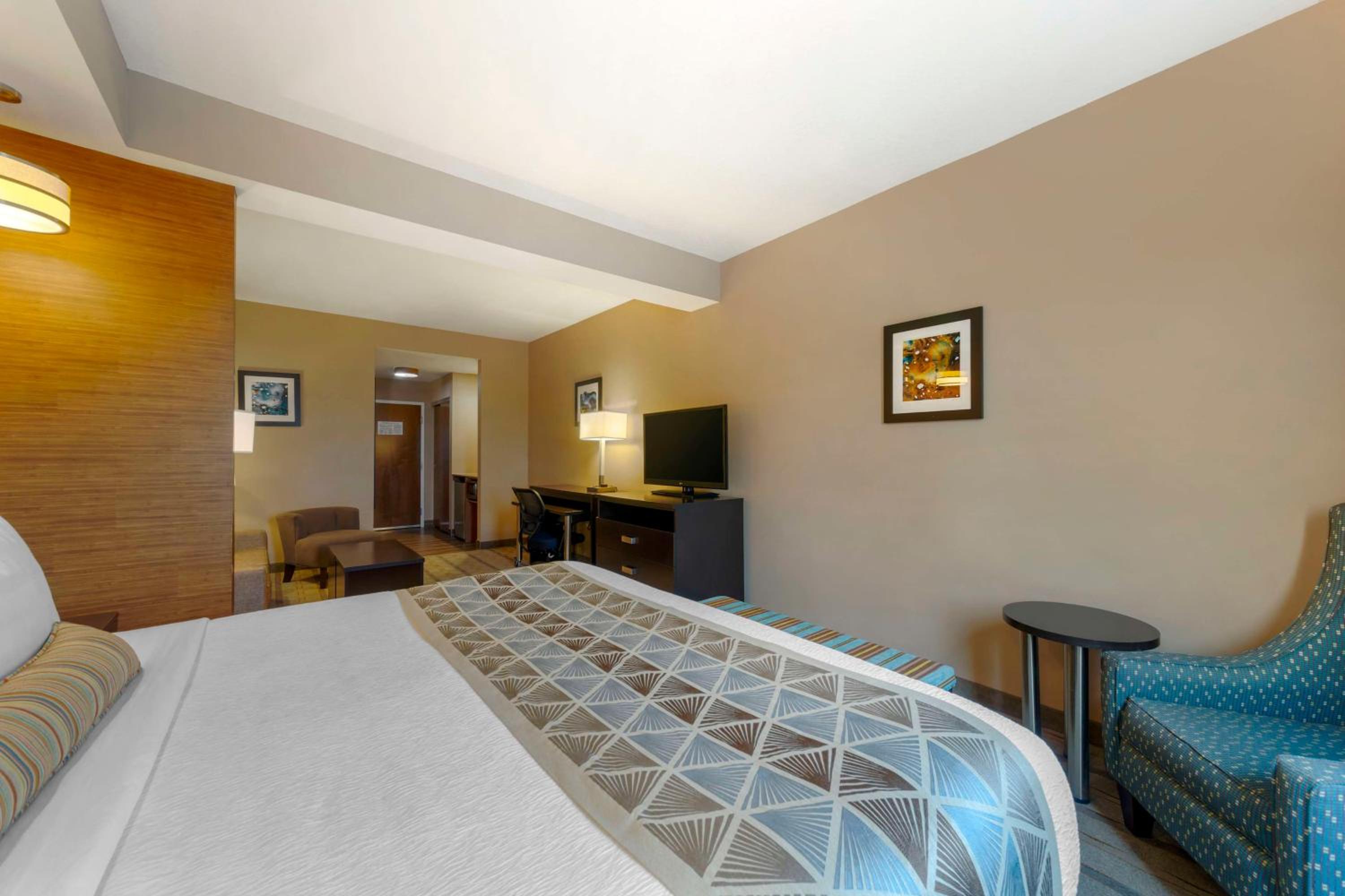 King Suite - Non-Smoking photo 2